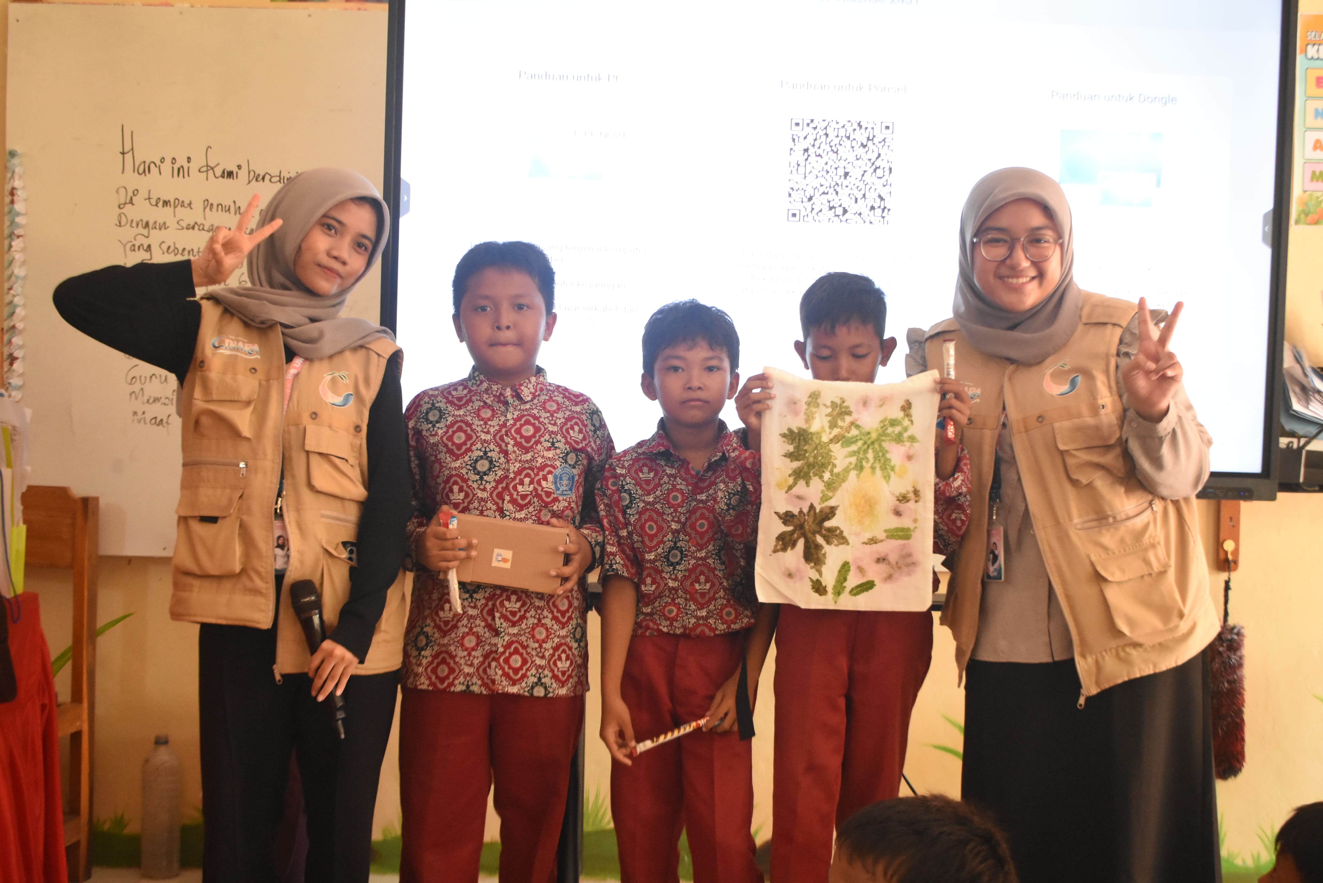 Pembagian hadiah ecoprint (Sumber: Dokumentasi pribadi 2026)