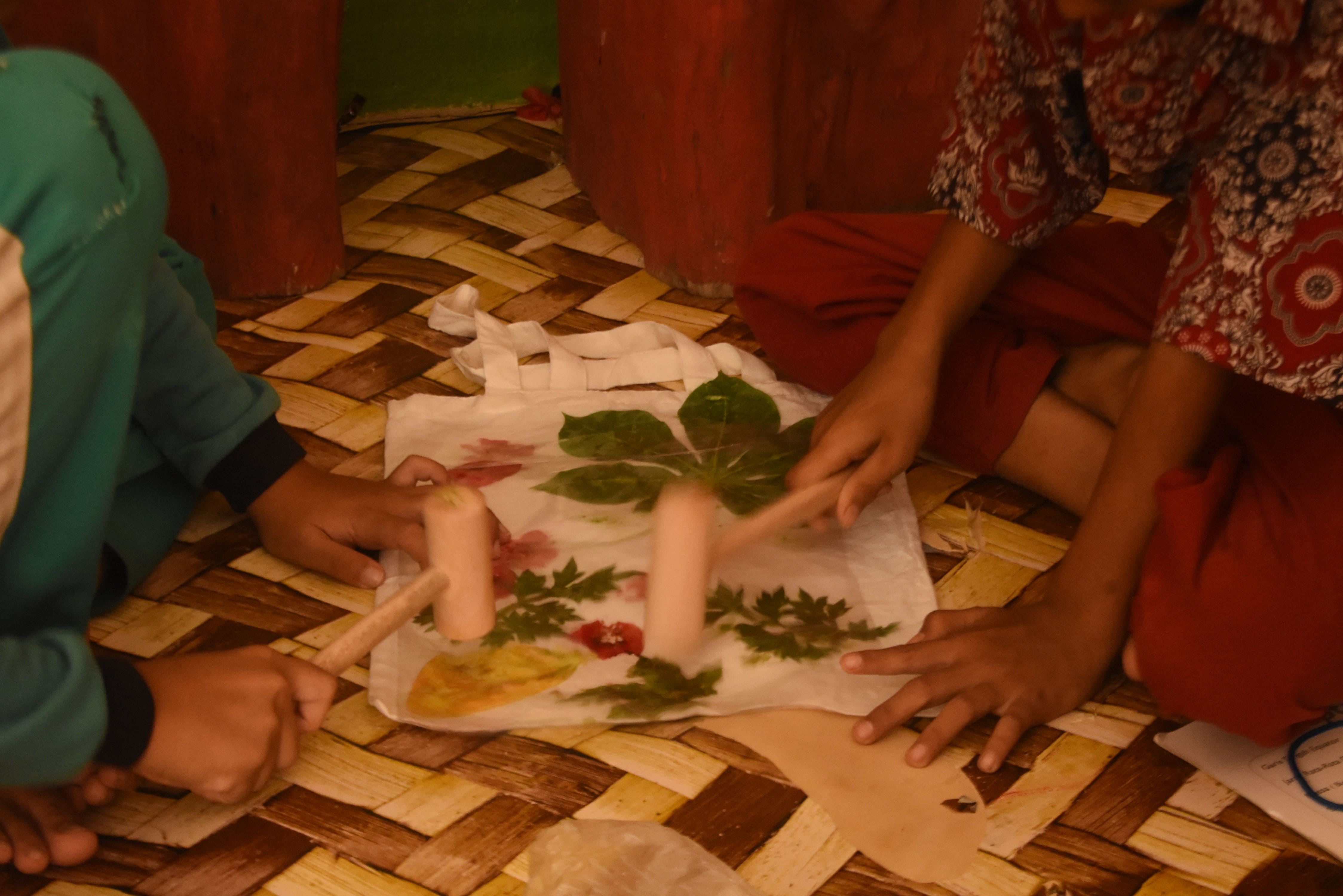 Pembuatan ecoprint (Sumber: Dokumentasi pribadi 2026)
