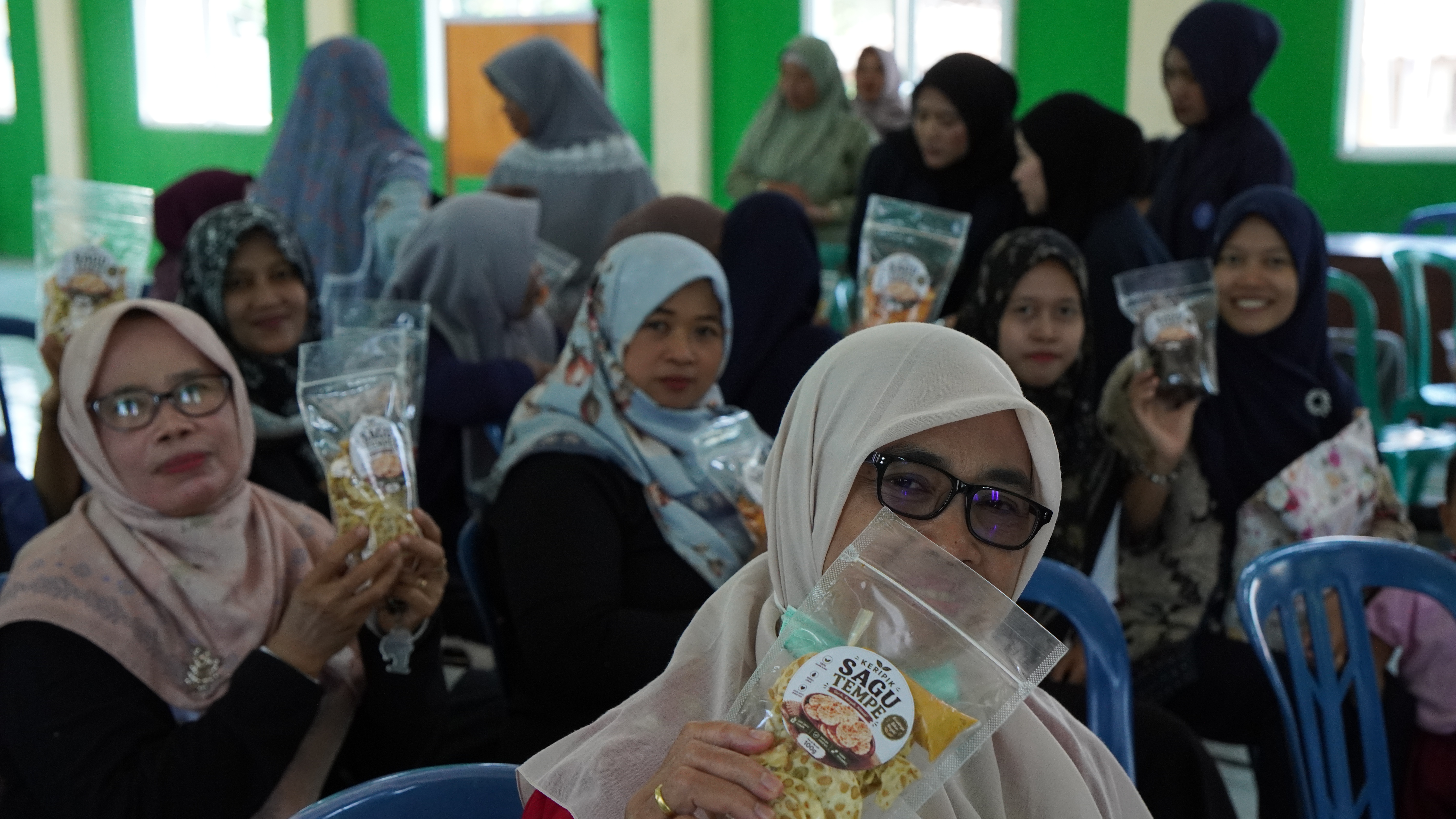 Ibu Ibu PKK bersama inovasi keripik sagu tempe