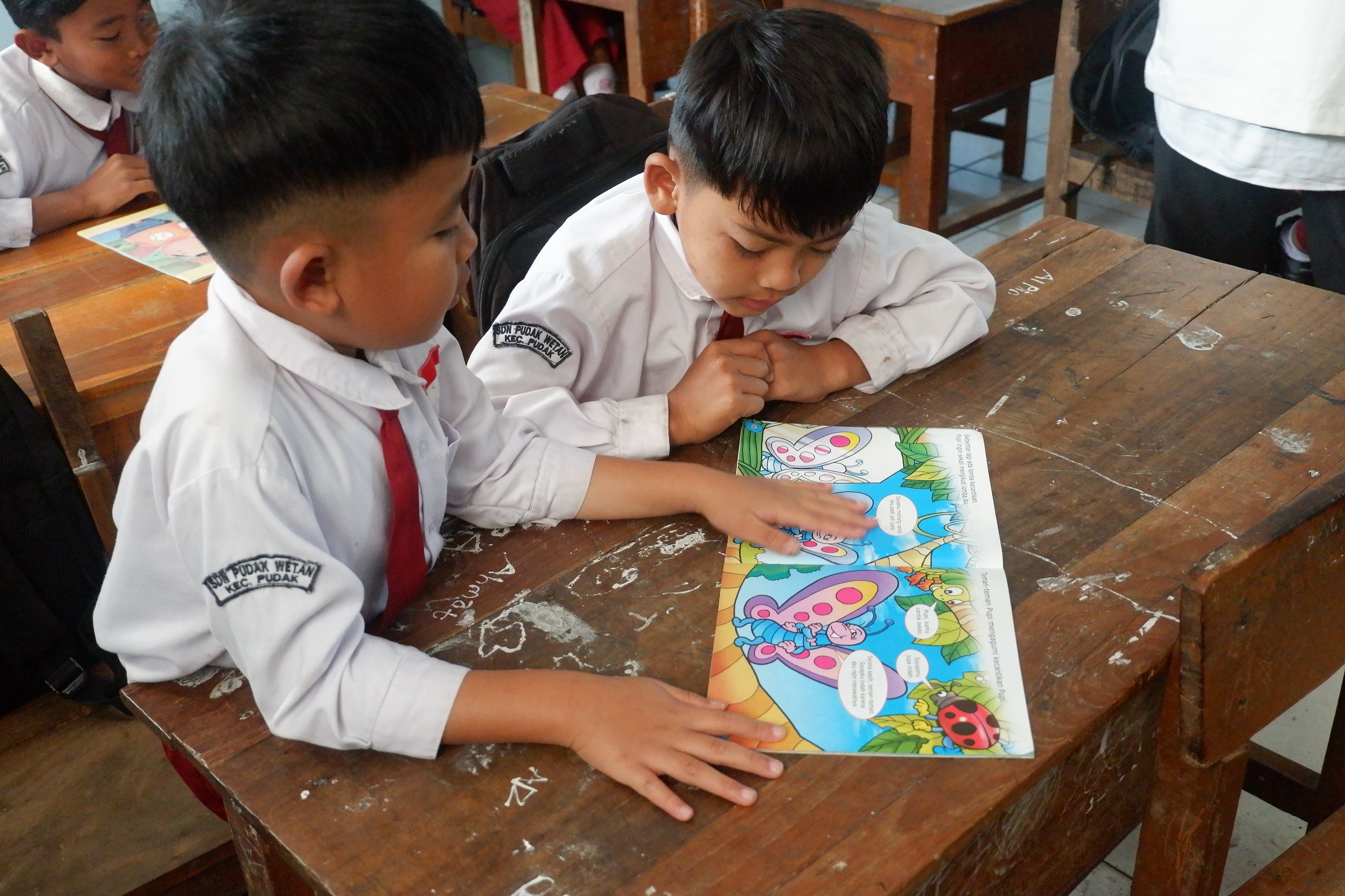 Siswa SD Negeri Pudak Wetan mengikuti sesi membaca bersama yang dikemas secara interaktif dalam Program PELITA oleh mahasiswa KKNT Inovasi IPB.