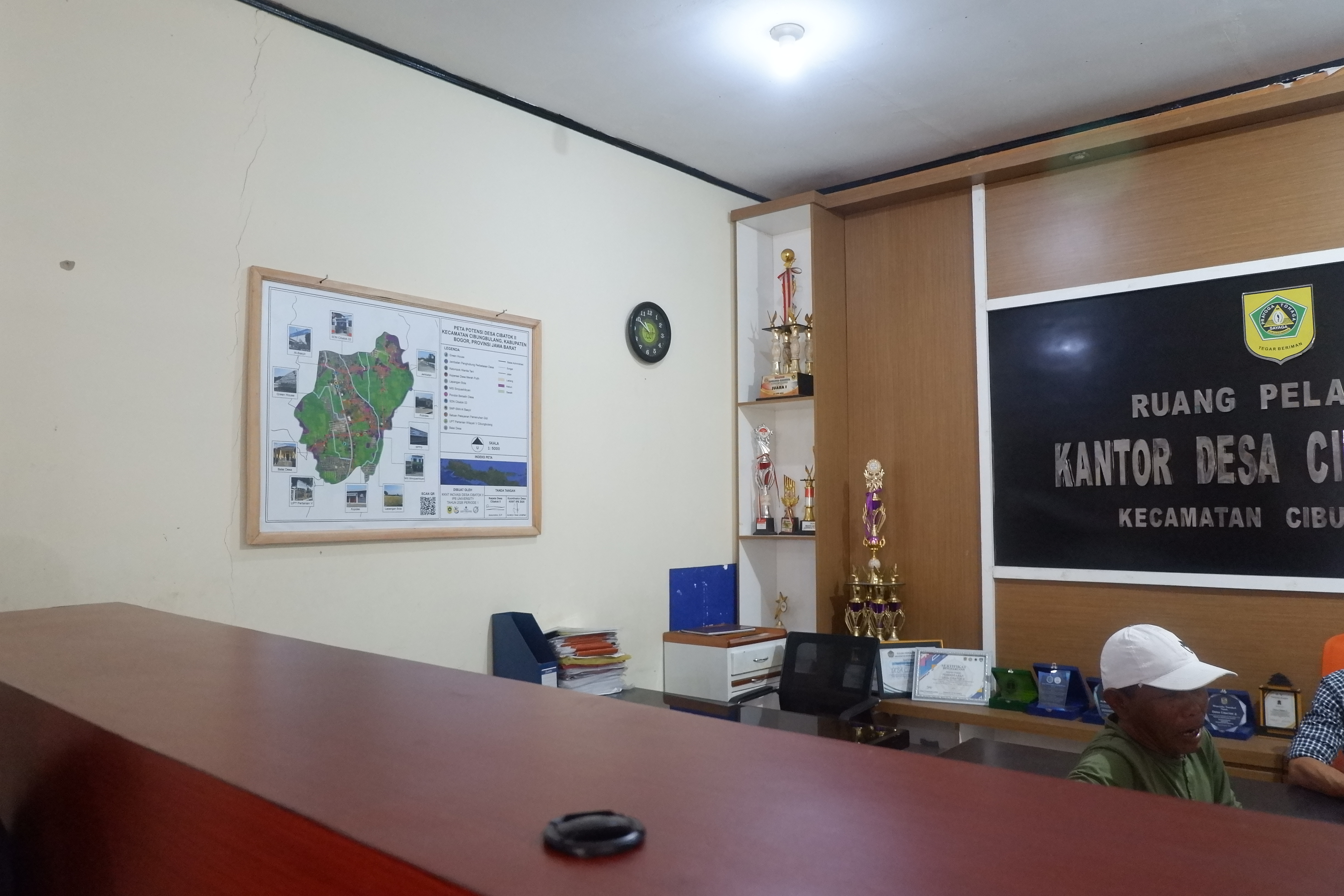 Pemasangan Peta di Kantor Desa © Dokumentasi Tim KKN-T IPB 2026
