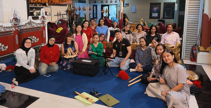  Tim PKM ISBI Bandung berfoto bersama Sekaa Gong Prameswari usai memberikan pelatihan gamelan. (Dok. I Komang Kusuma Adi, 26 Juli 2026) 