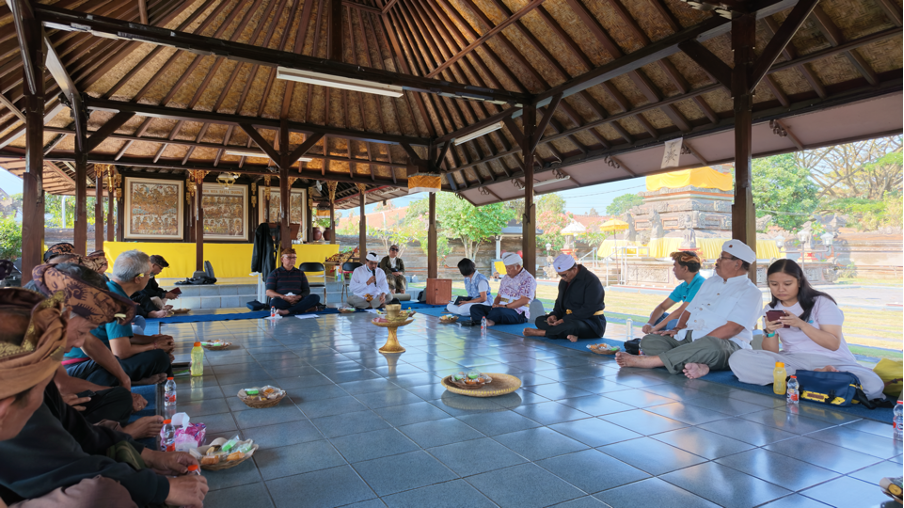  Agung Ambara memimpin rapat persiapan upacara suci Tumpek Klurut di Pura Wira Satya Dharma (Dok. I Komang Kusuma Adi, 26 Juli 2026) 