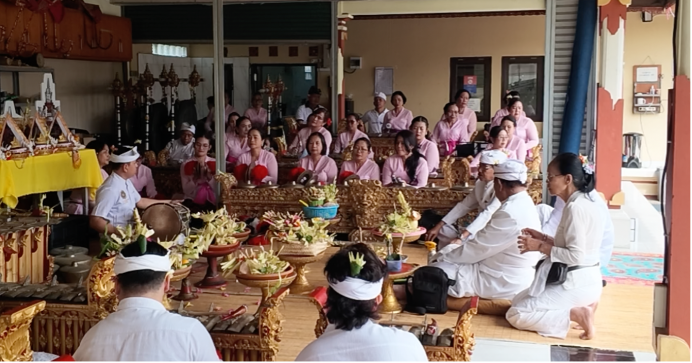  Sekaa Gong Wanita Prameswari menabuh gamelan Gong Kebyar Pura Wira Satya Dharma (Dok. I Komang Kusuma Adi, 1 Agustus 2026) 