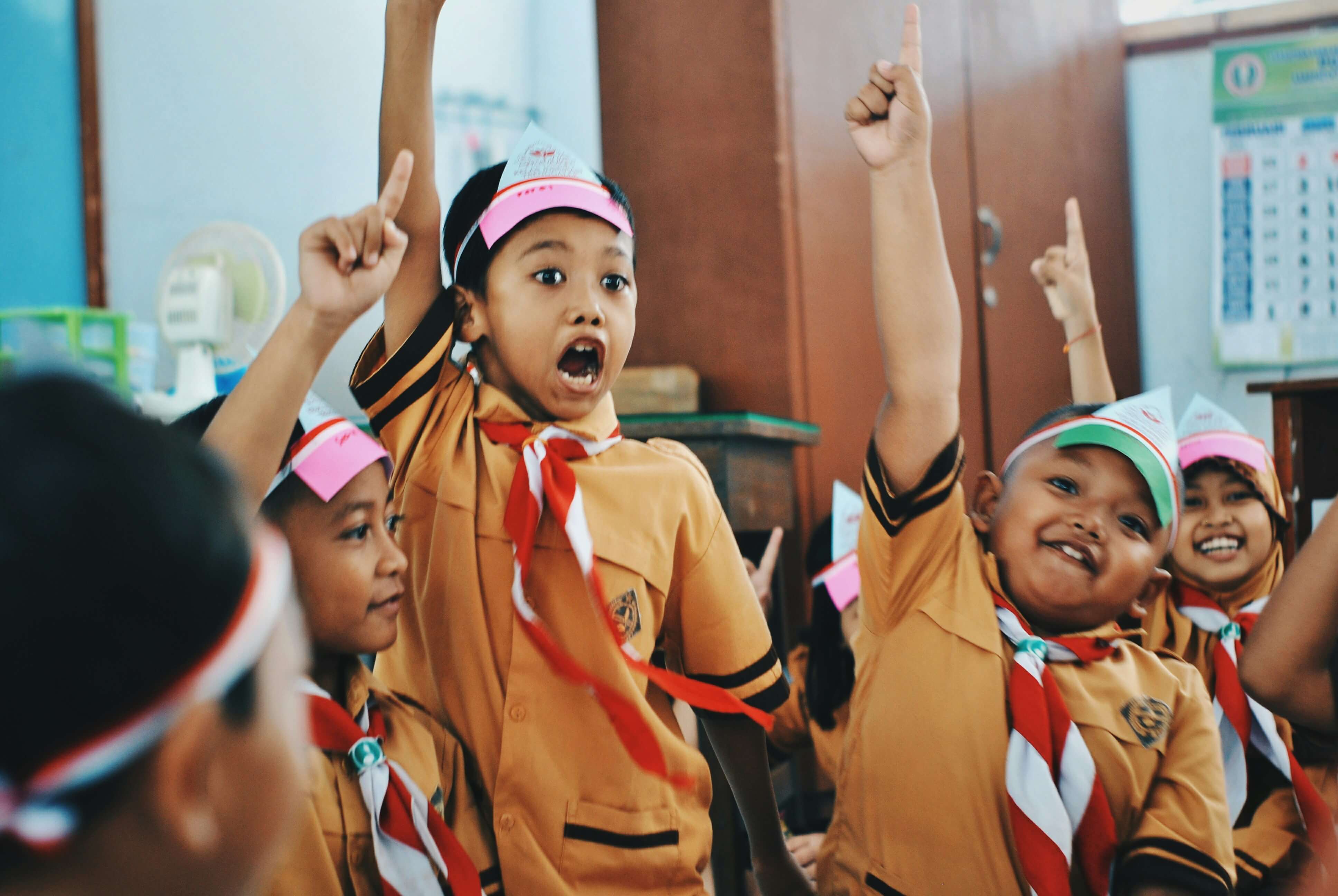 Mengapa Baju Pramuka Berwarna Cokelat? Ada Cerita di Balik Seragam yang Familiar | Unsplash @Husniati Salma