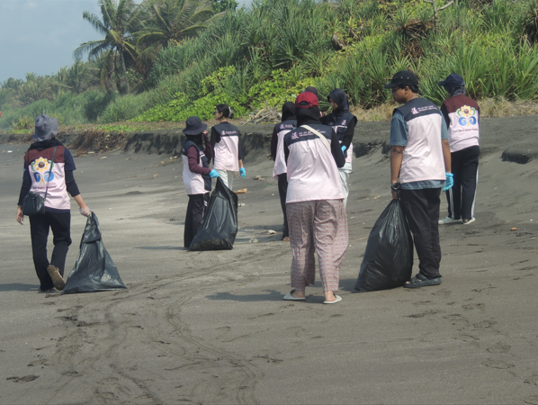 Kegiatan membersihkan Pantai Batu Hiu (Sumber: Dokumentasi pribadi)
