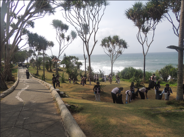 Membersihkan sampah di Bukit Batu Hiu (Sumber: Dokumentasi pribadi)