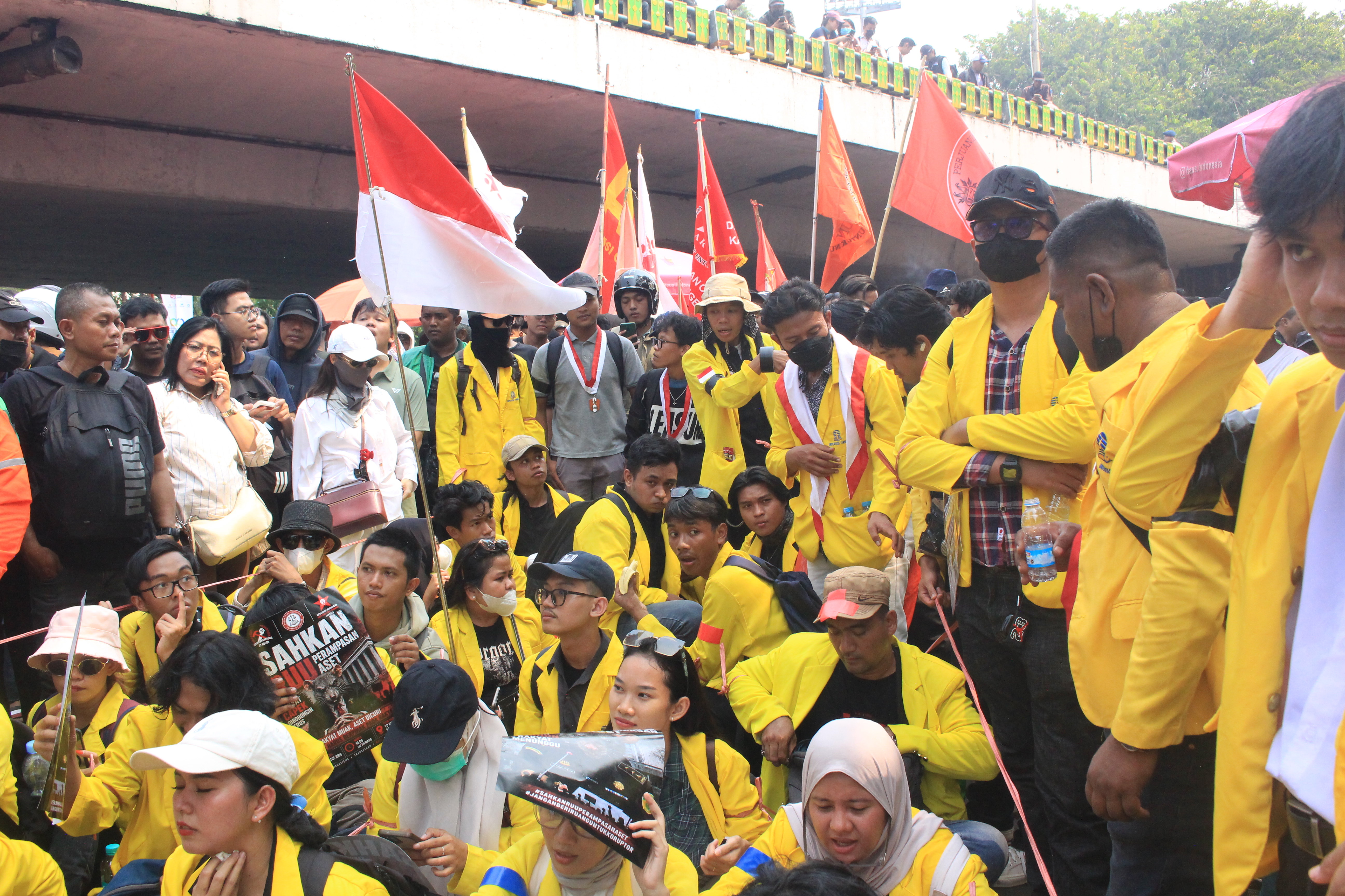 Barisan massa Aliansi Mahasiswa Universitas Terbuka saat bertahan di area penyekatan jalan sebelum berhasil menembus gerbang DPR RI. Foto: Dokumentasi Fodisut
