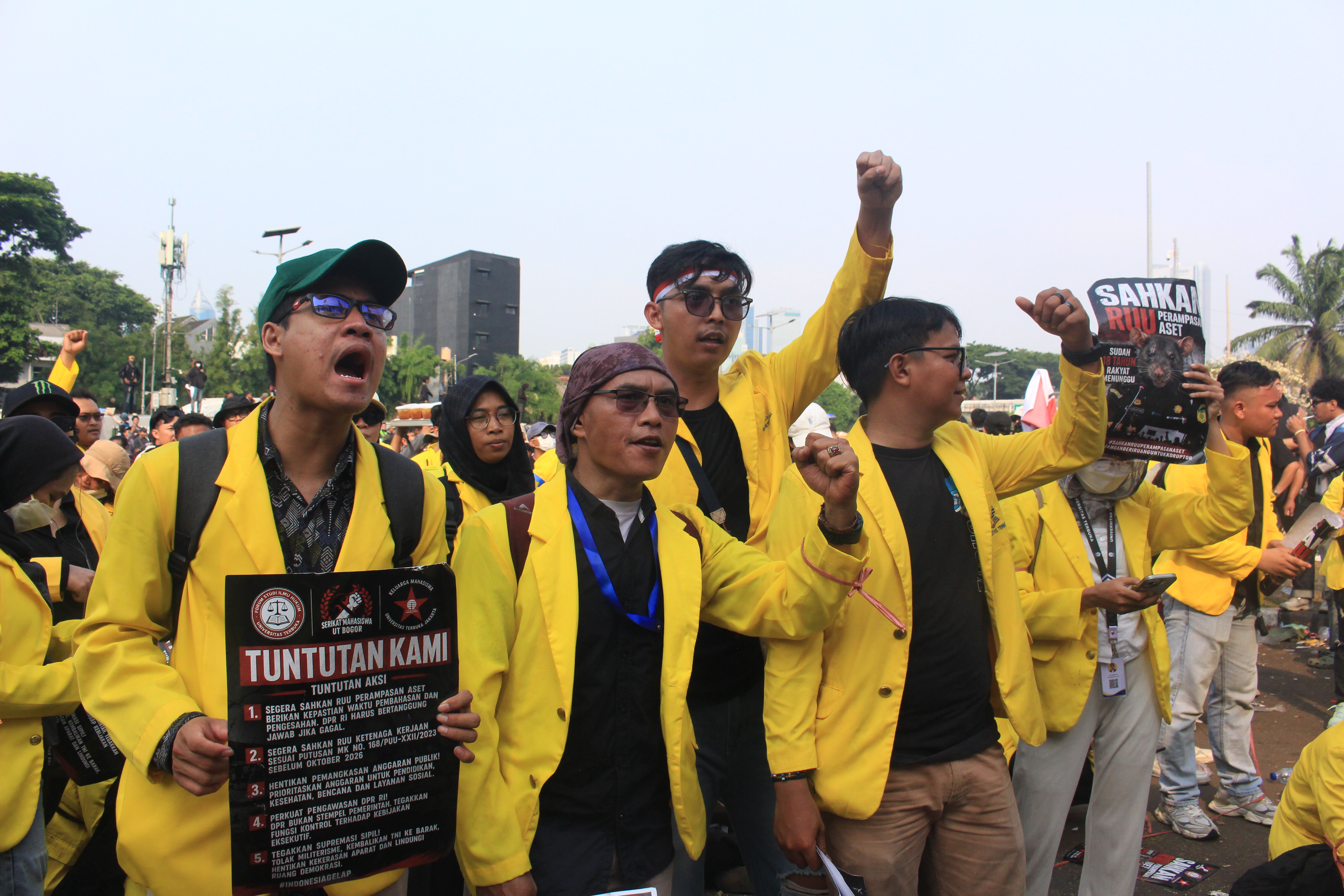 Mahasiswa Aliansi UT membentangkan poster tuntutan pengesahan RUU Perampasan Aset di tengah aksi penyampaian aspirasi di Senayan. Foto: Dokumentasi Fodisut