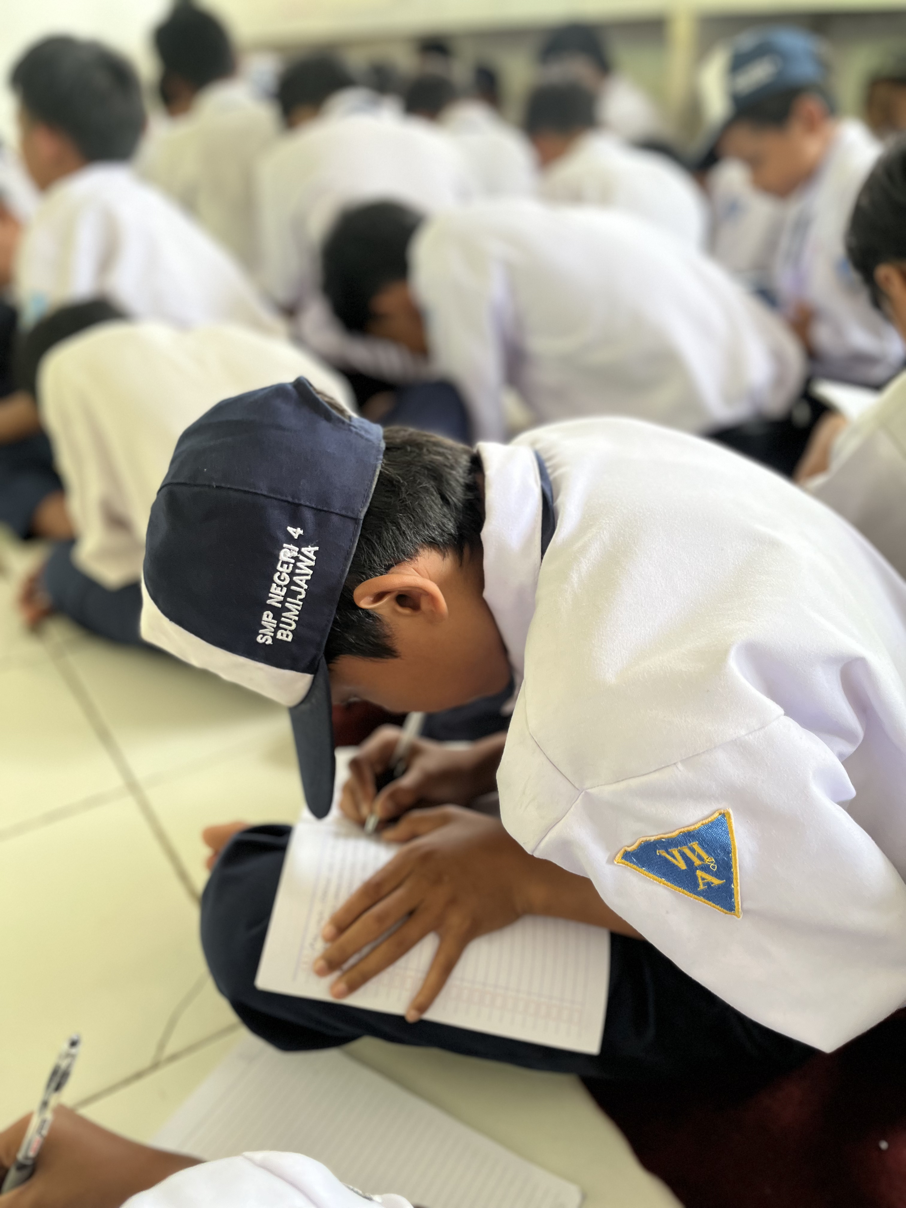 Siswa SMP Negeri 4 Bumijawa menuliskan cita-cita dan gambaran masa depan dalam kegiatan “Mimpi Besar dari Anak Desa” bersama mahasiswa KKN-T IPB University | Foto: Dokumentasi Pribadi. 