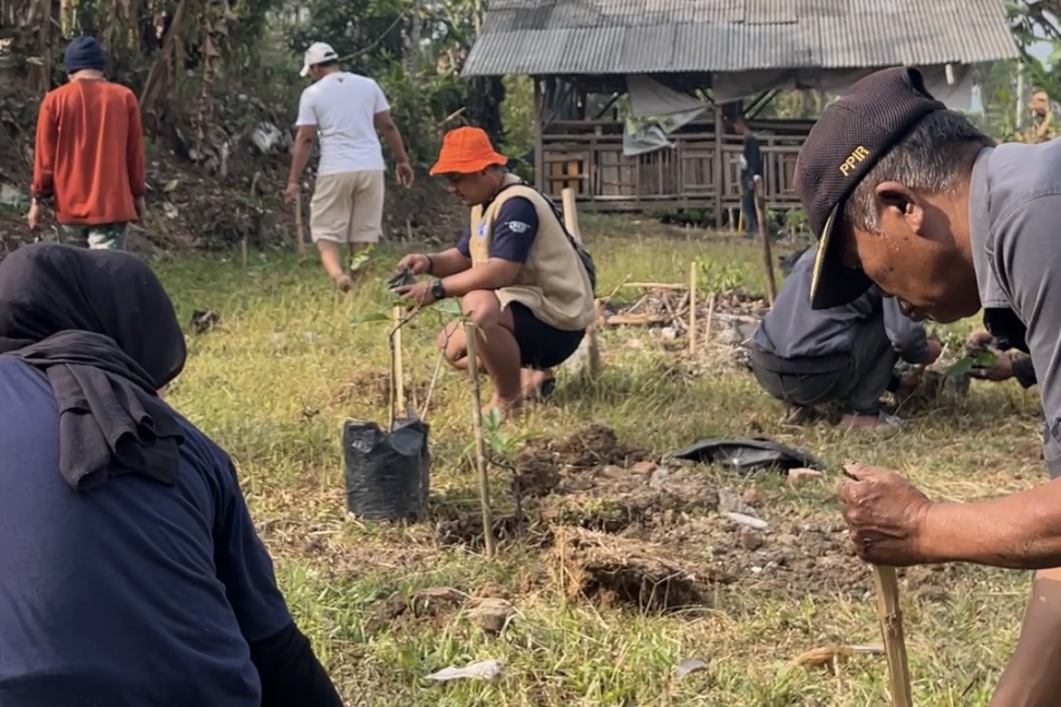 Antusias Warga Desa dalam Penanaman di Lahan Kritis