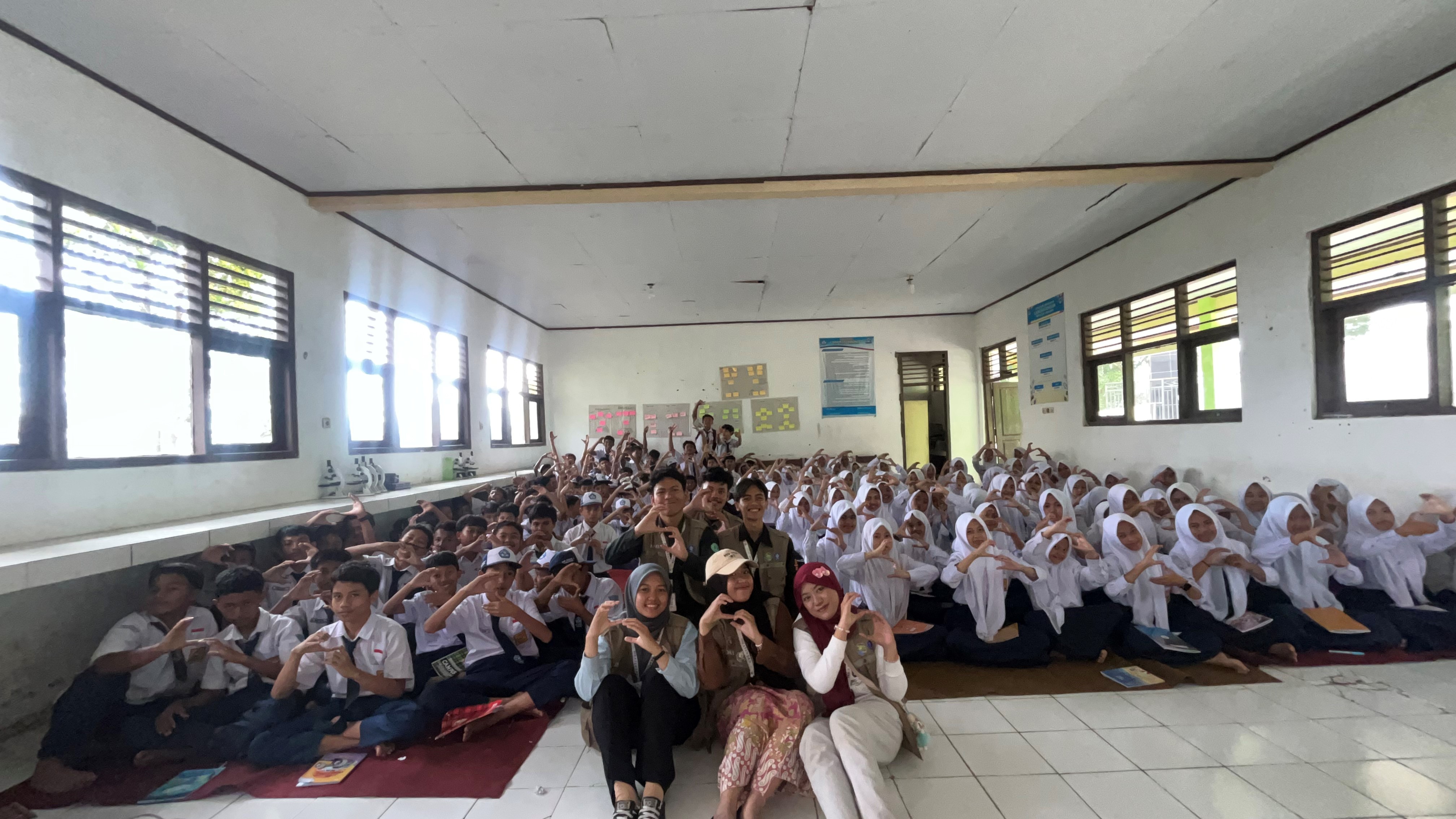  Siswa SMP Negeri 4 Sokatengah bersama mahasiswa KKN-T IPB seusai mengikuti kegiatan motivasi pendidikan di Desa Sokatengah, Kabupaten Tegal | Foto: Dokumentasi Pribadi. 
