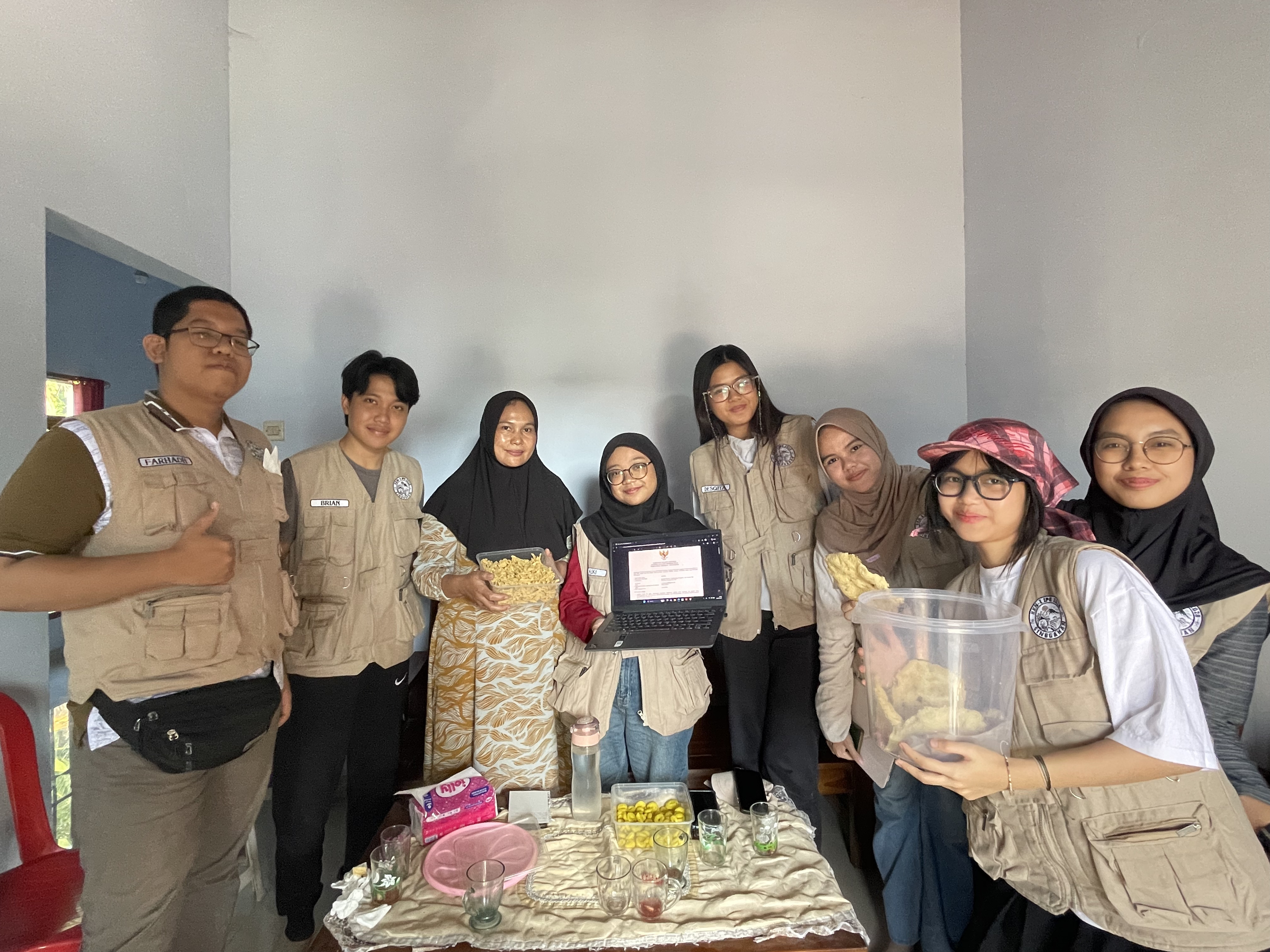 Momen bersama pelaku UMKM Lumintu Snack setelah pendampingan proses pendaftaran NIB | Dokumentasi Pribadi