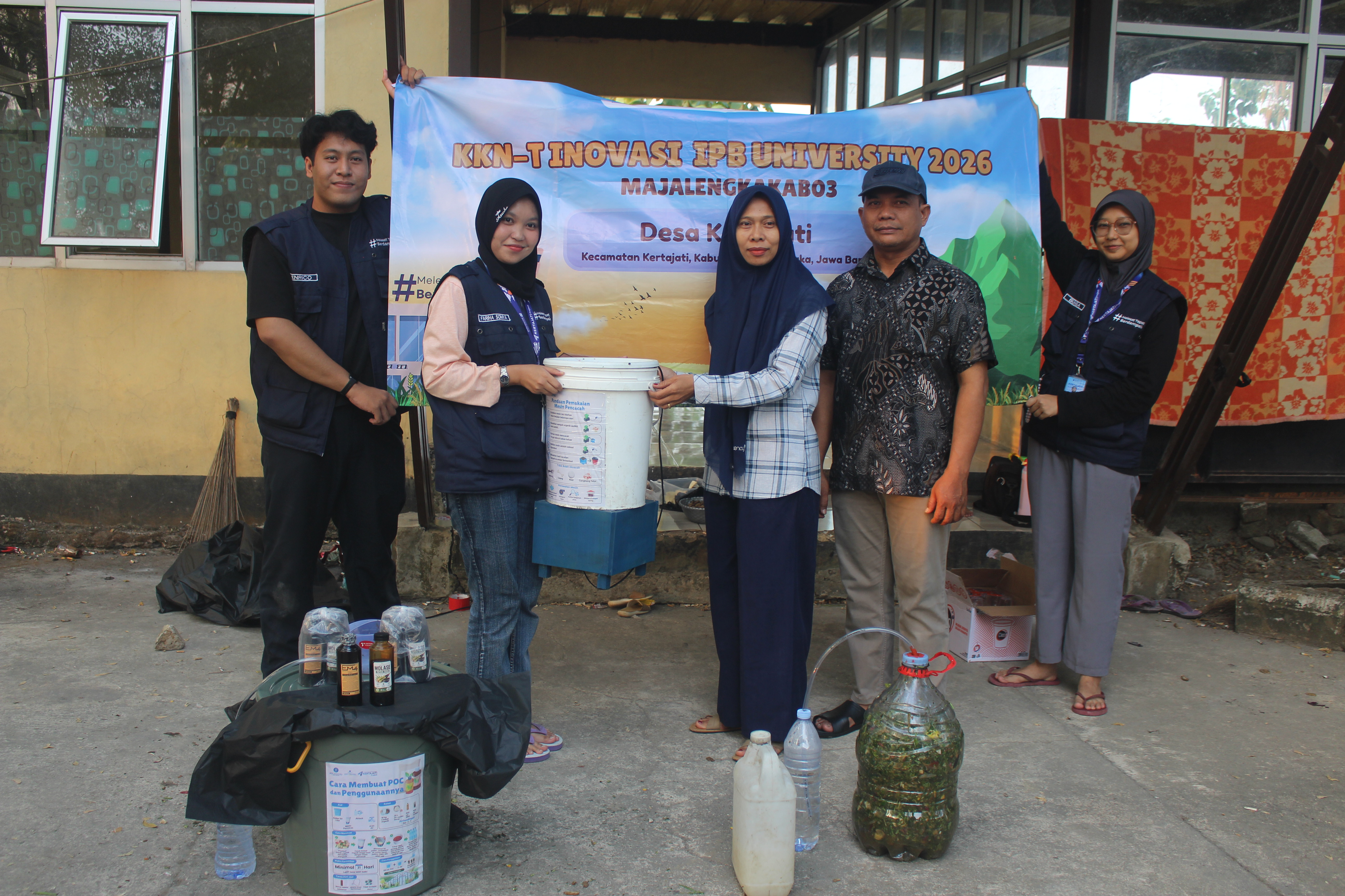 Penyerahan sarana pengolahan sampah organik kepada Pemerintah Desa Kertajati