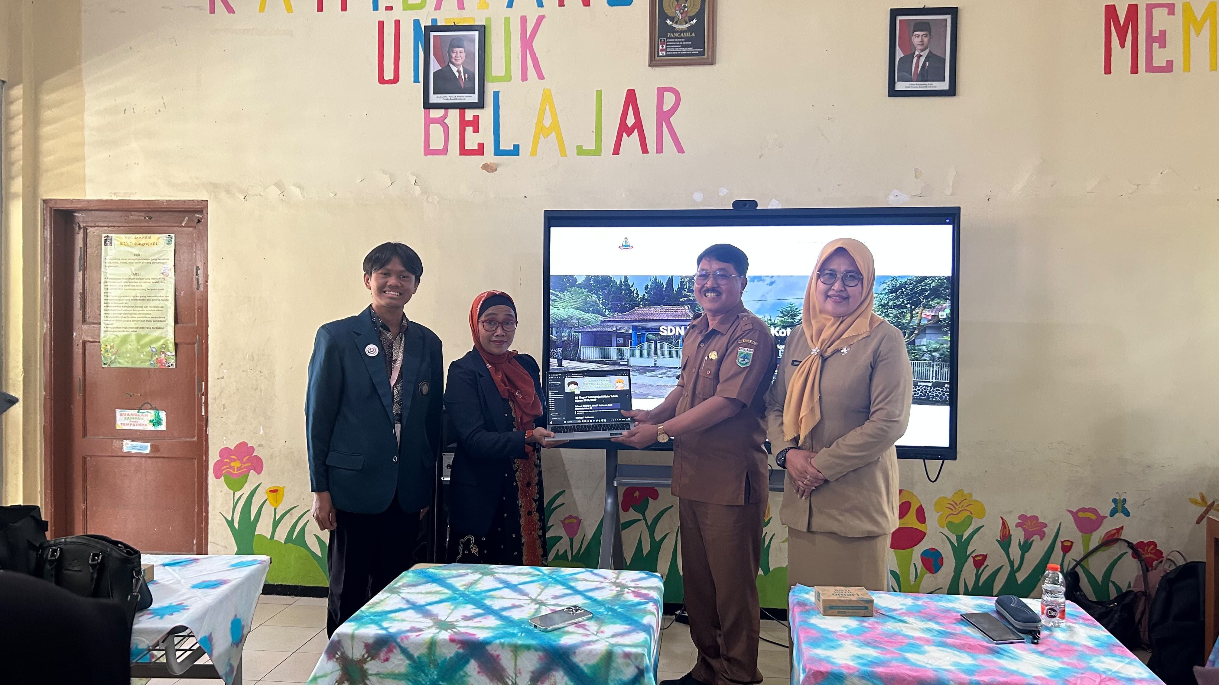  Penyerahan luaran program kepada pihak SDN Tulungrejo 1 Kota Batu. Sumber foto: Dokumentasi Pribadi. 