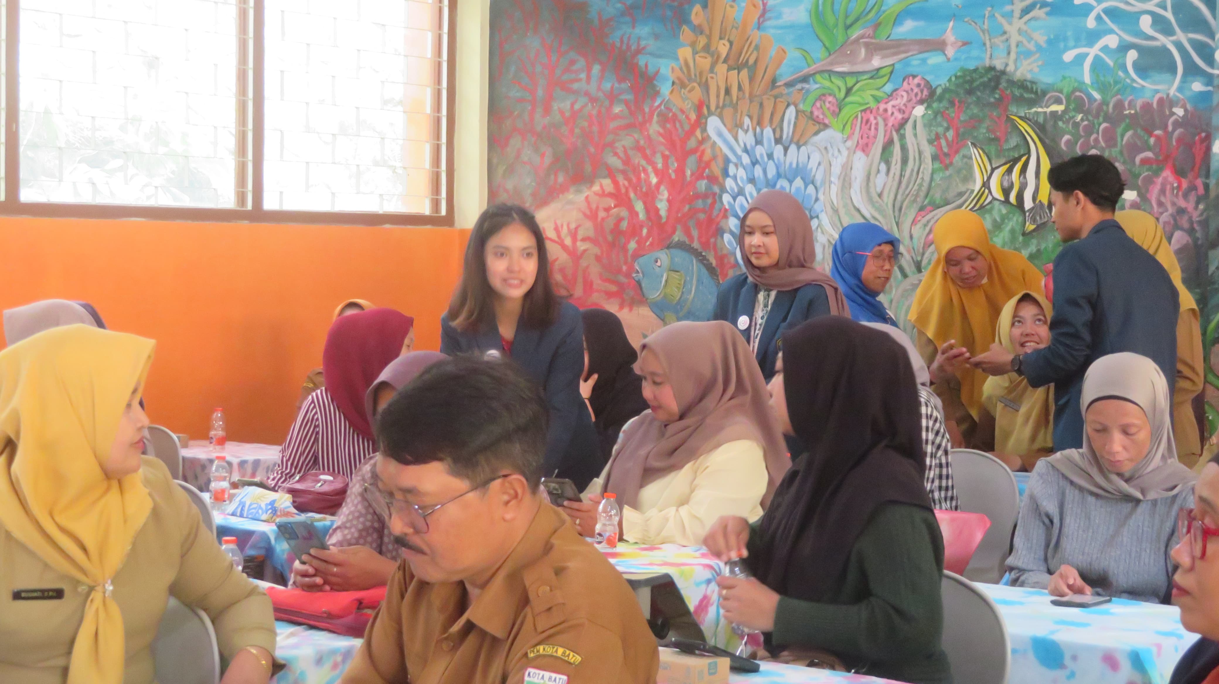  Diskusi bersama peserta mengenai implementasi luaran digital di lingkungan sekolah. Sumber foto: Dokumentasi Pribadi. 