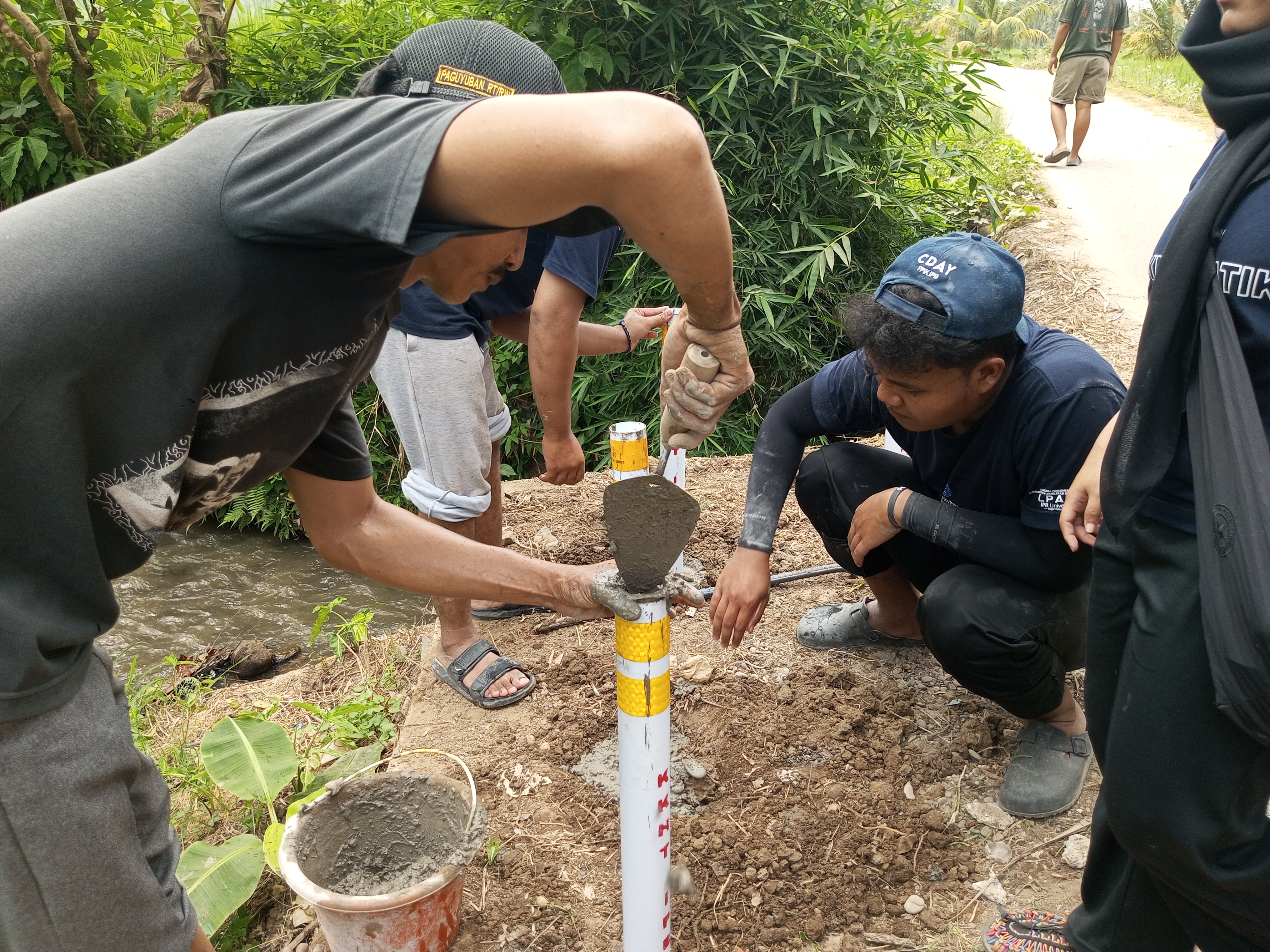 Pemasangan Reflektor cahaya bersama masyarakat Desa Situregen