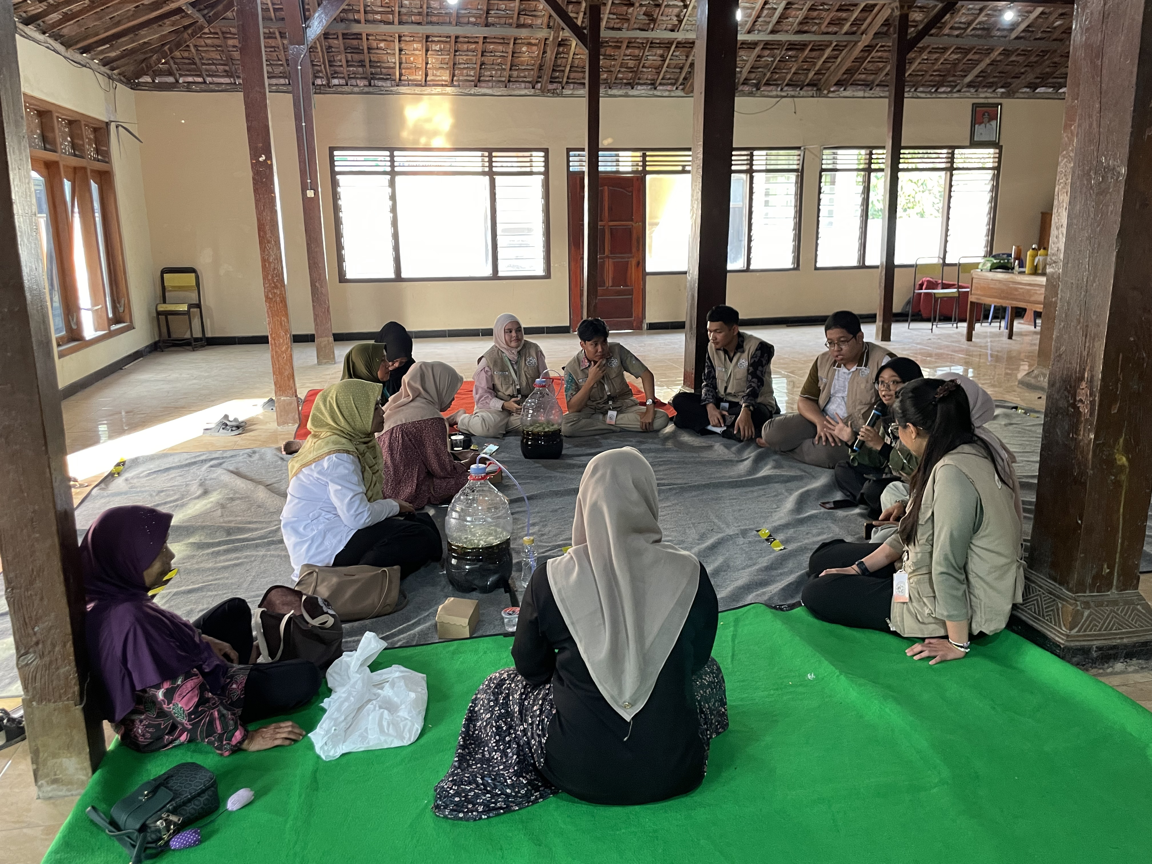 Bersama ibu-ibu kader desa, GENZIM menjadi ruang berbagi pengetahuan dan pengalaman tentang pengelolaan sisa organik yang dekat dengan aktivitas sehari-hari | Dokumentasi Pribadi