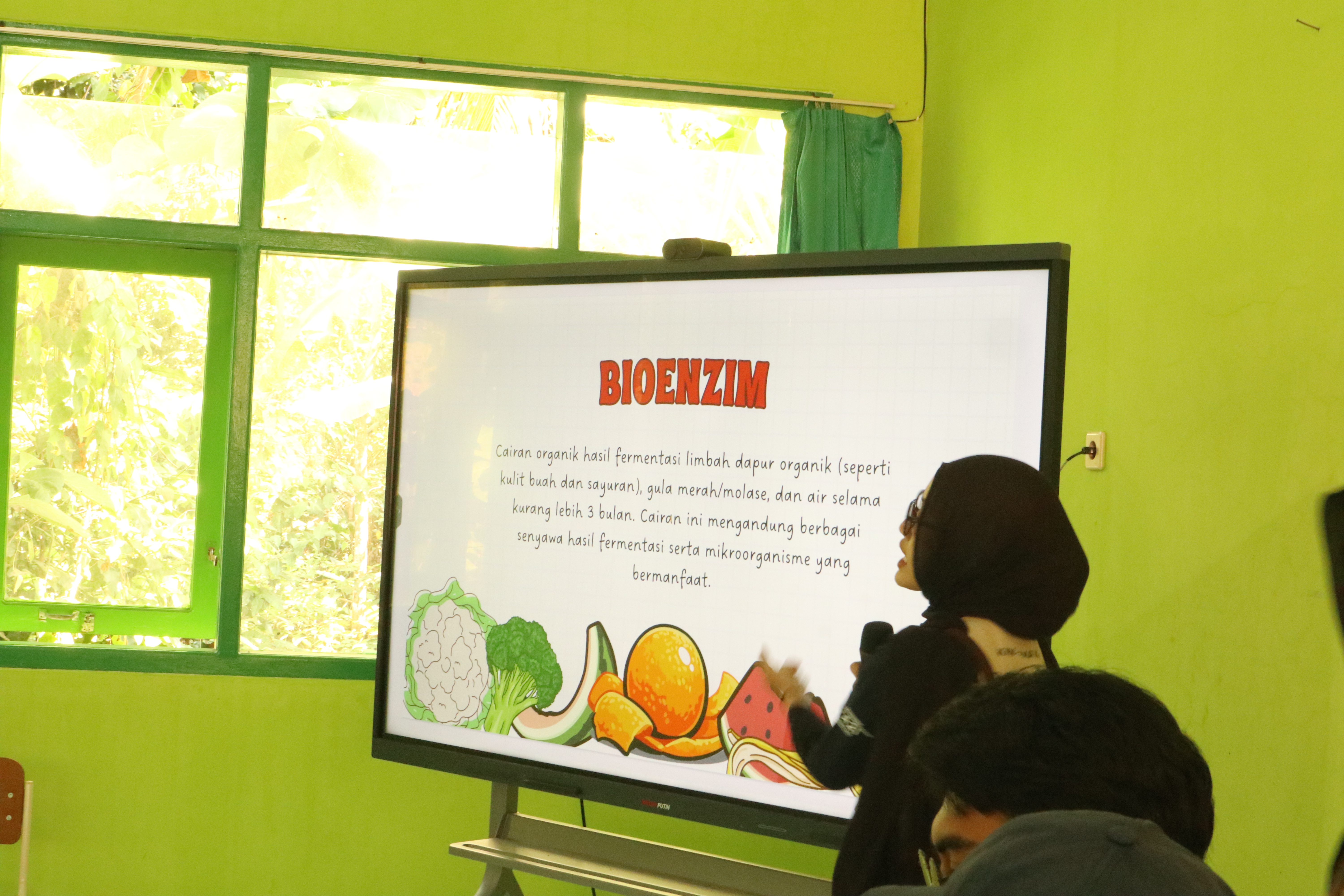 Mahasiswa KKNT IPB University memberikan penyuluhan materi bioenzim kepada siswa SMPN 3 Kebonagung Satu Atap.