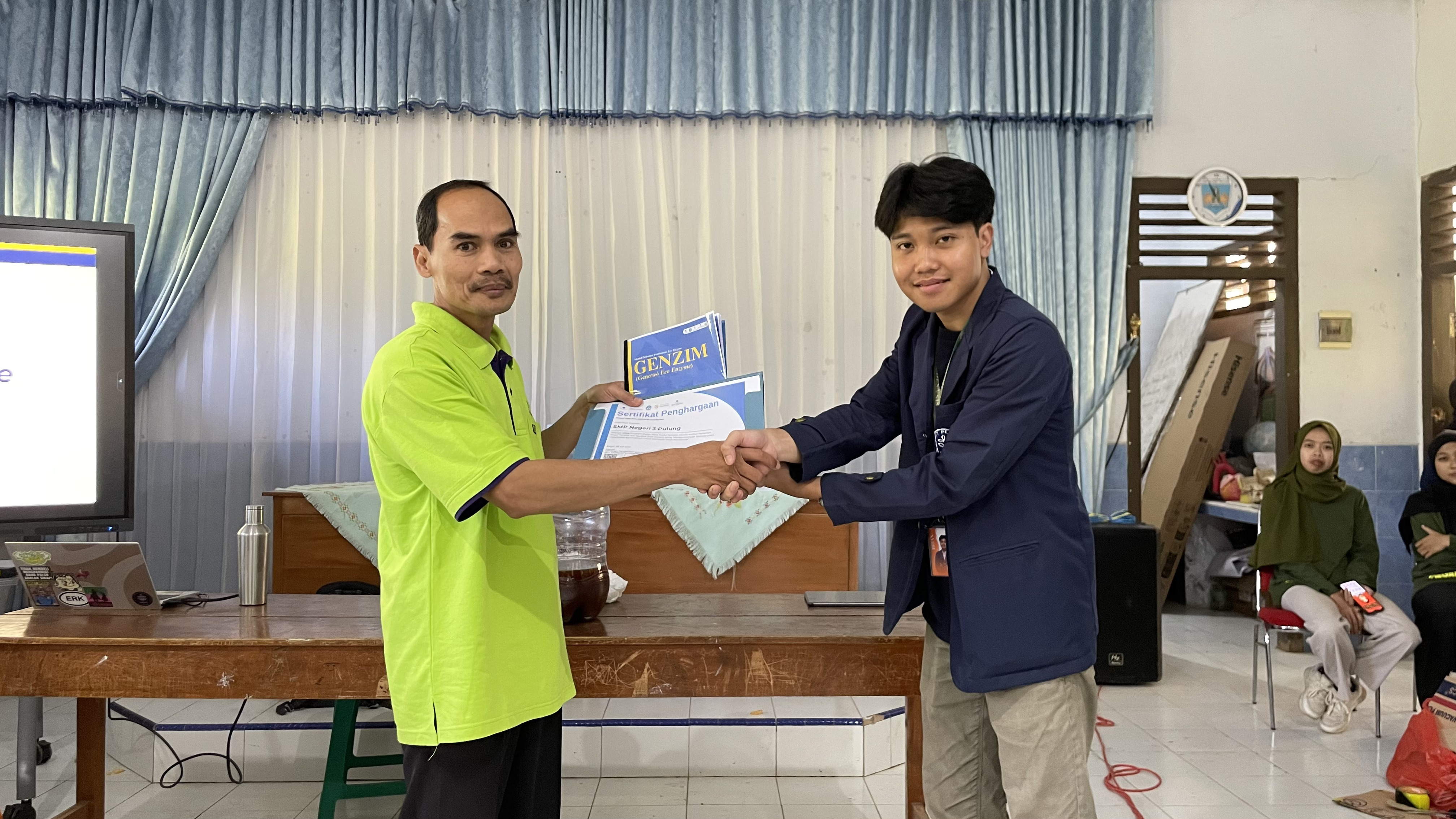 Modul pembuatan eco enzyme diserahkan sebagai bekal bagi peserta untuk melanjutkan praktik secara mandiri setelah kegiatan GENZIM selesai | Dokumentasi Pribadi