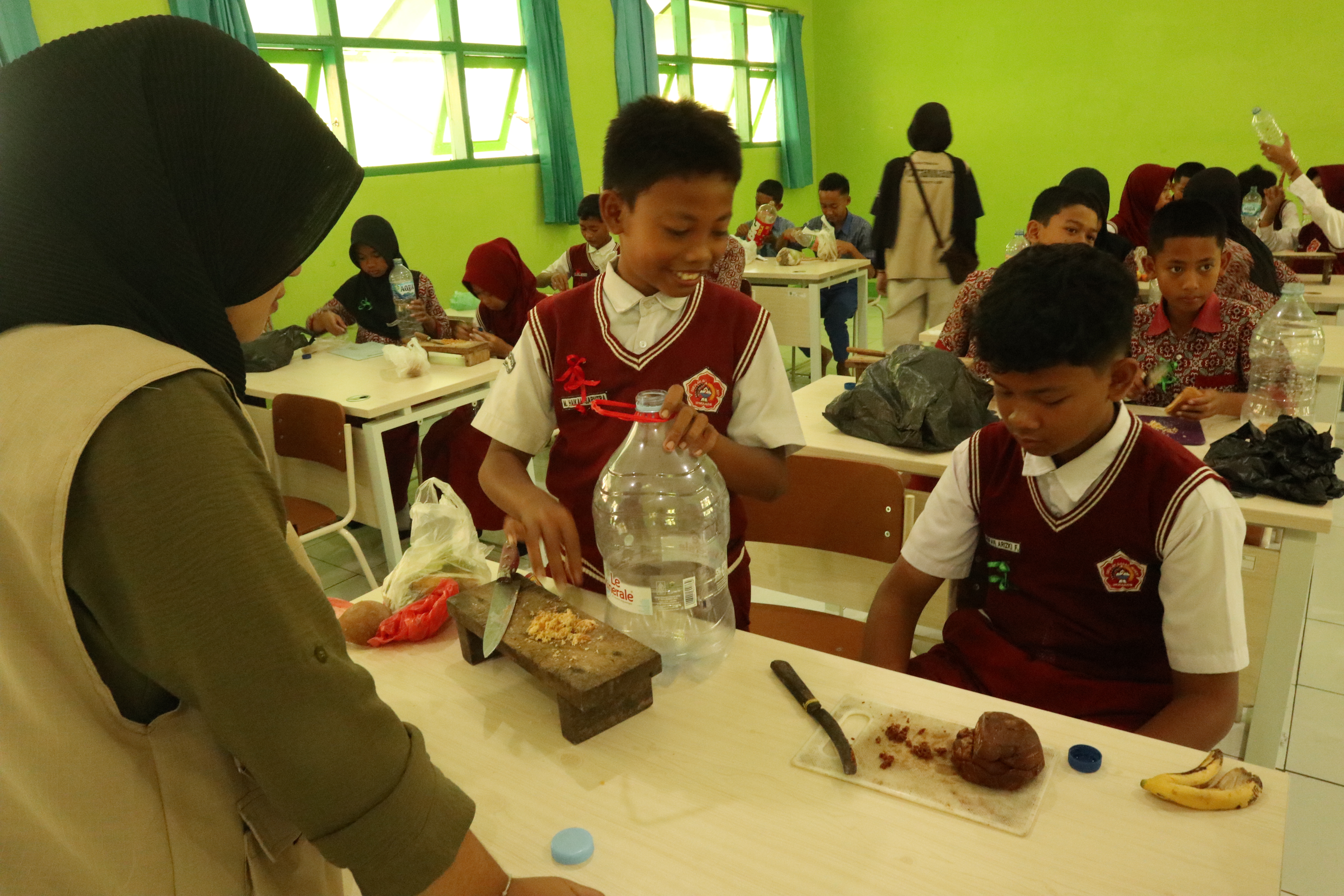 Siswa SMPN 3 Kebonagung menyiapkan bahan-bahan organik untuk pembuatan bioenzim.