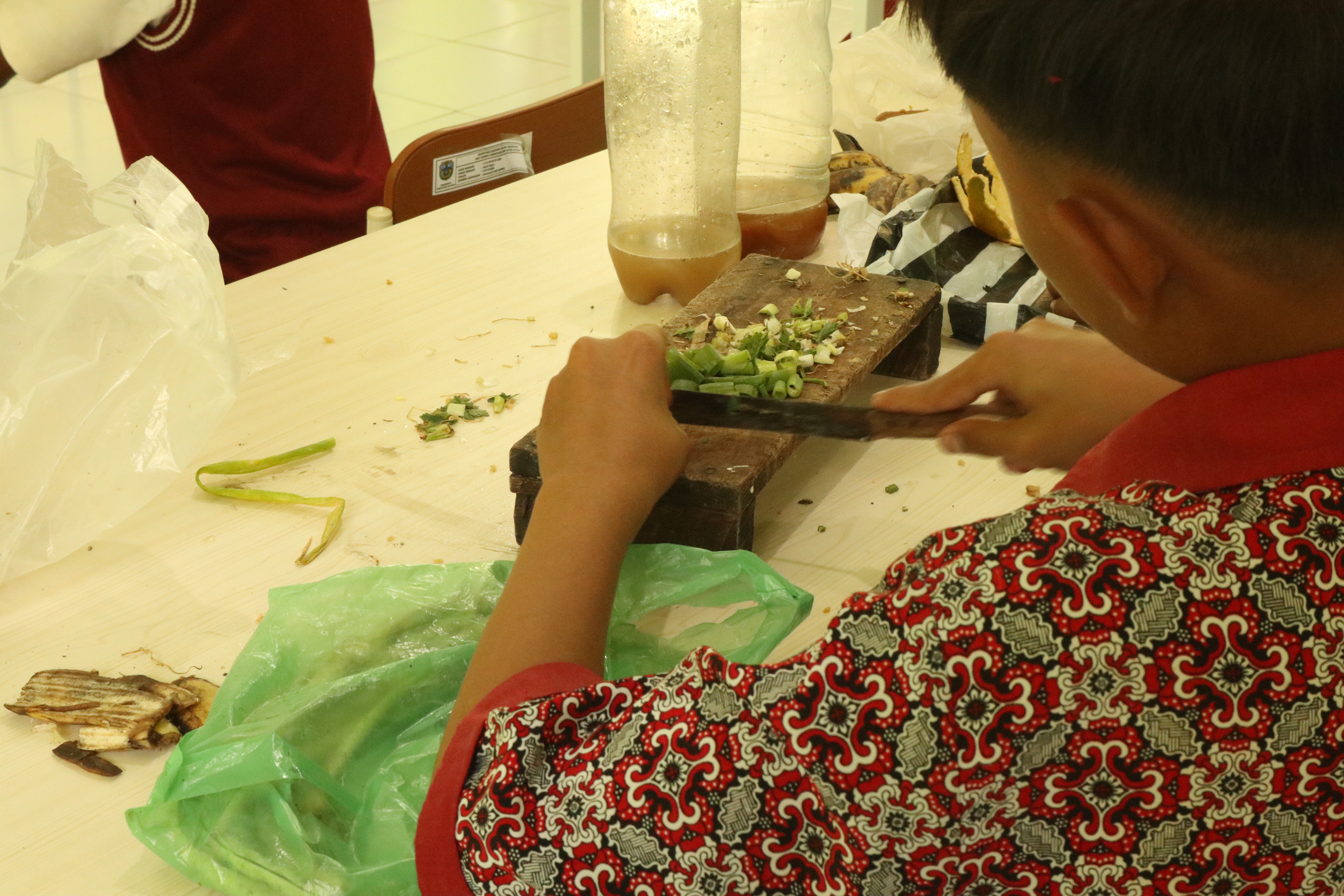 Siswa SMPN 3 Kebonagung mendemonstrasikan pembuatan bioenzim dari kulit buah-buahan.