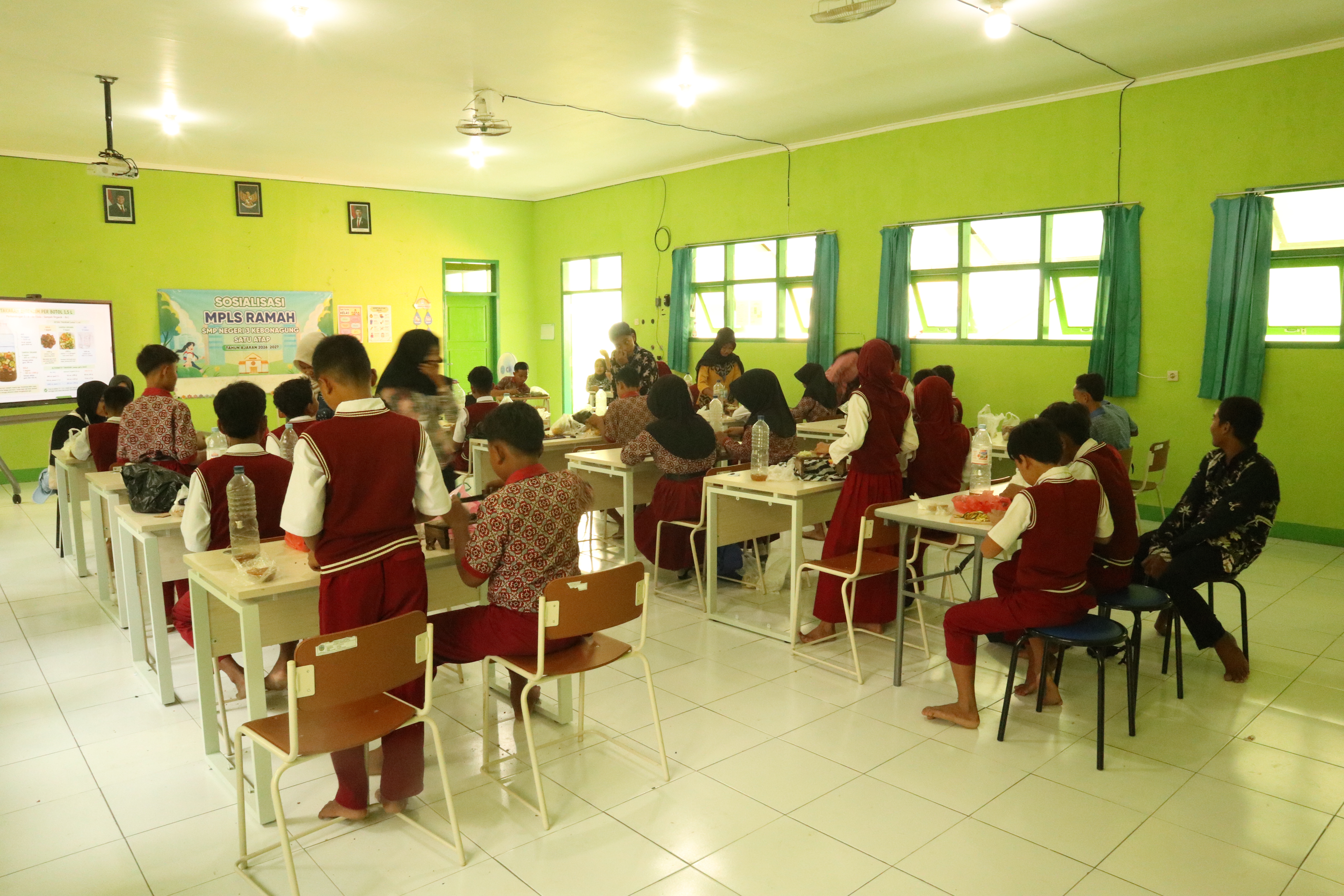 Siswa SMPN 3 Kebonagung mengikuti kegiatan dengan tertib.