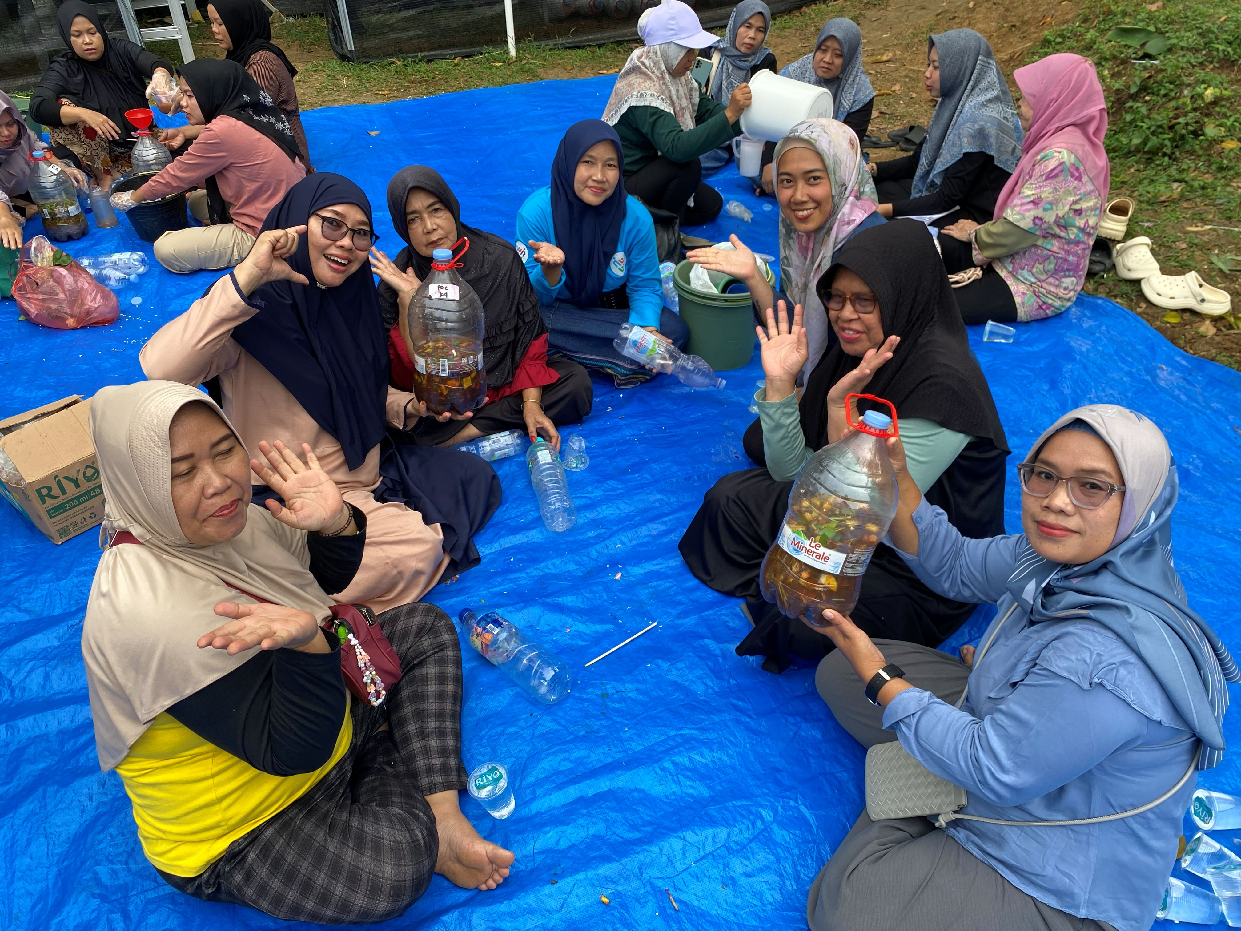 Pembuatan pupuk organik cair oleh KWT Kapulaga Katulampa