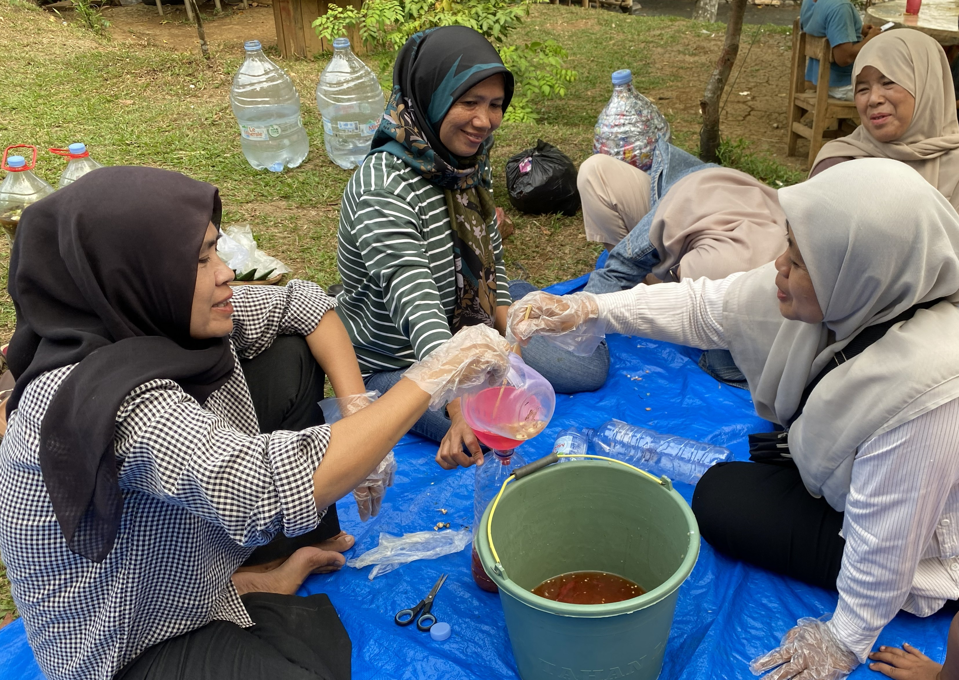 Pembuatan insektisida alami dari bahan dapur (Dokumentasi Pribadi)