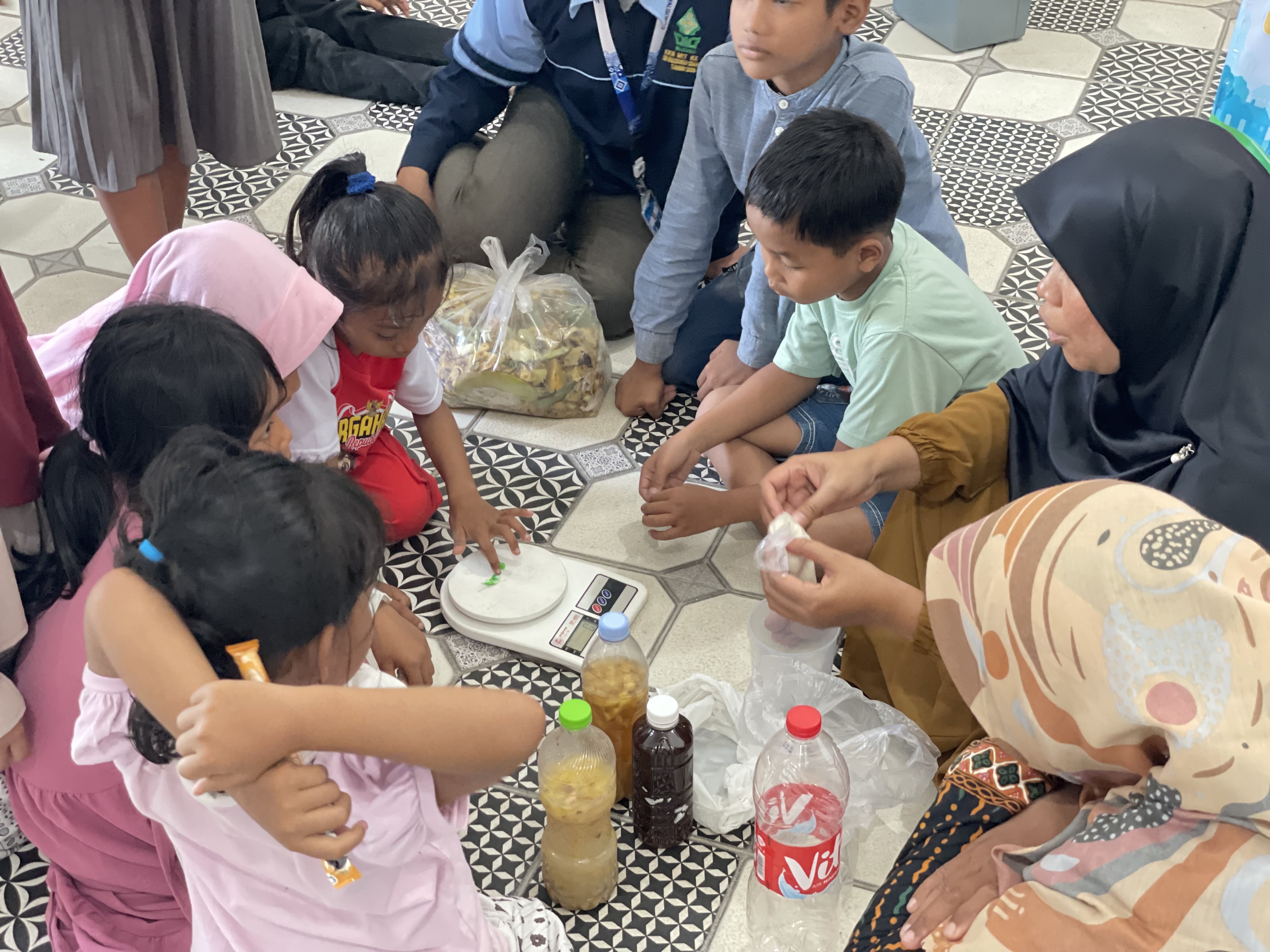 pembuatan eco enzyme menggunakan sisa kulit buah dan sayuran
