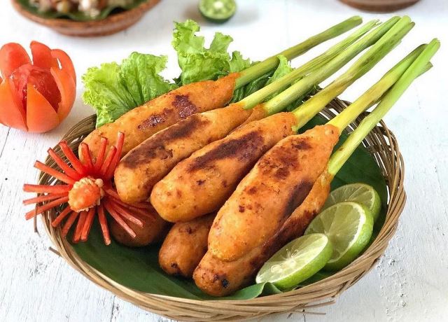 Sate lilit | Sumber: Wikimedia Commons - lifestyle.okezone.com