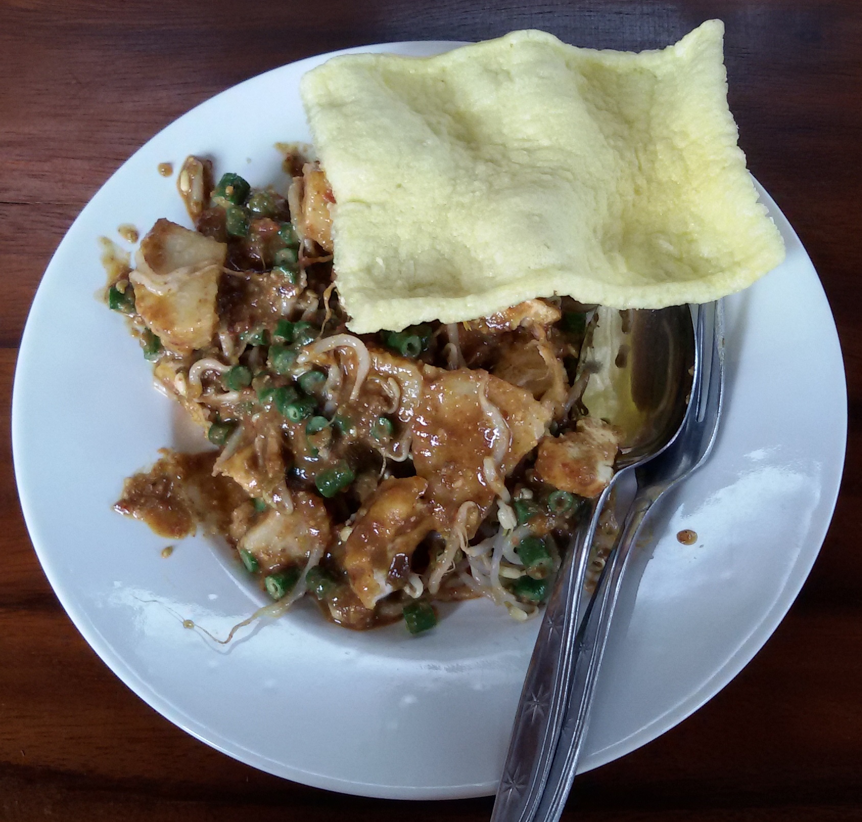 Tipat Cantok | Sumber: Wikimedia Commons- Okkiesafire