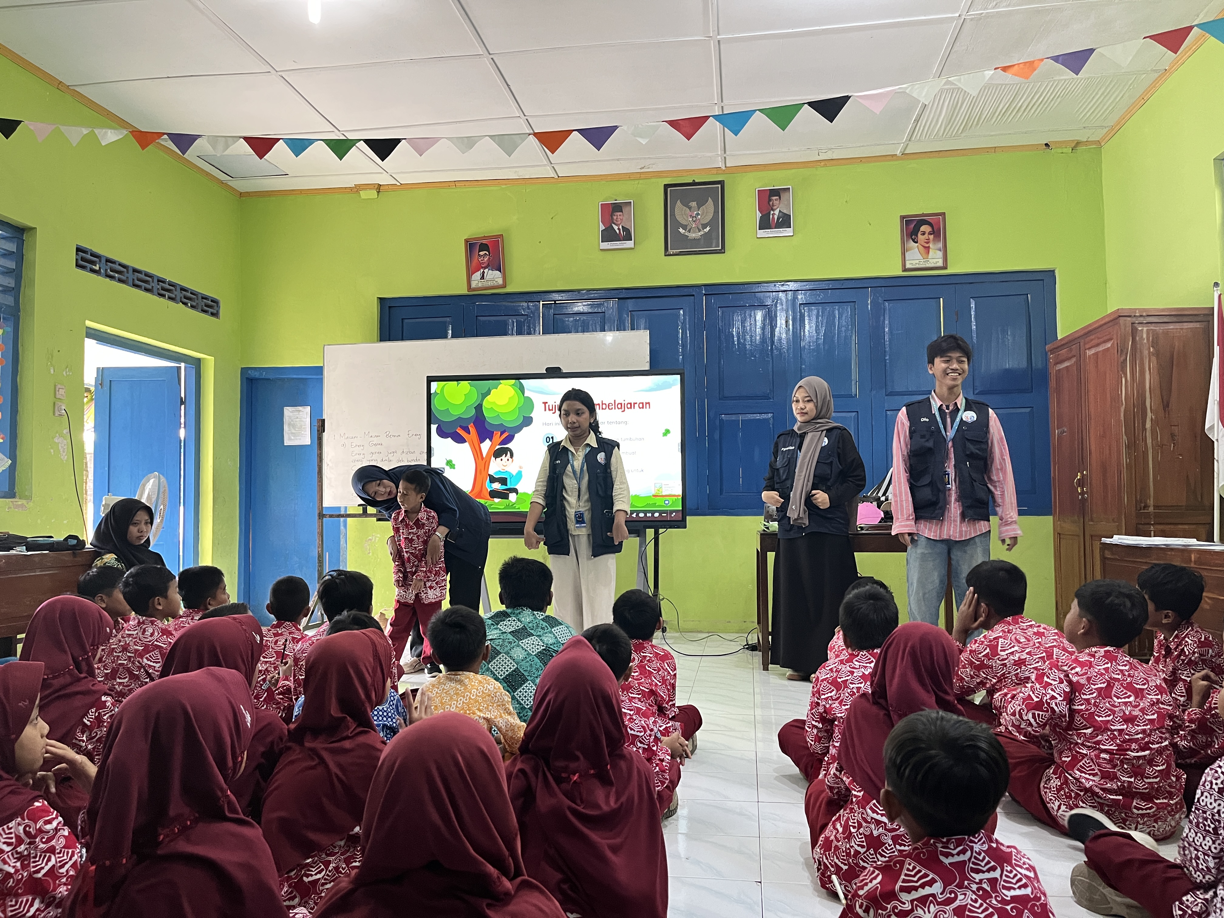 Siswa Belajar Struktur Tumbuhan dan Fotosintesis dengan TIM KKN-T IPB
