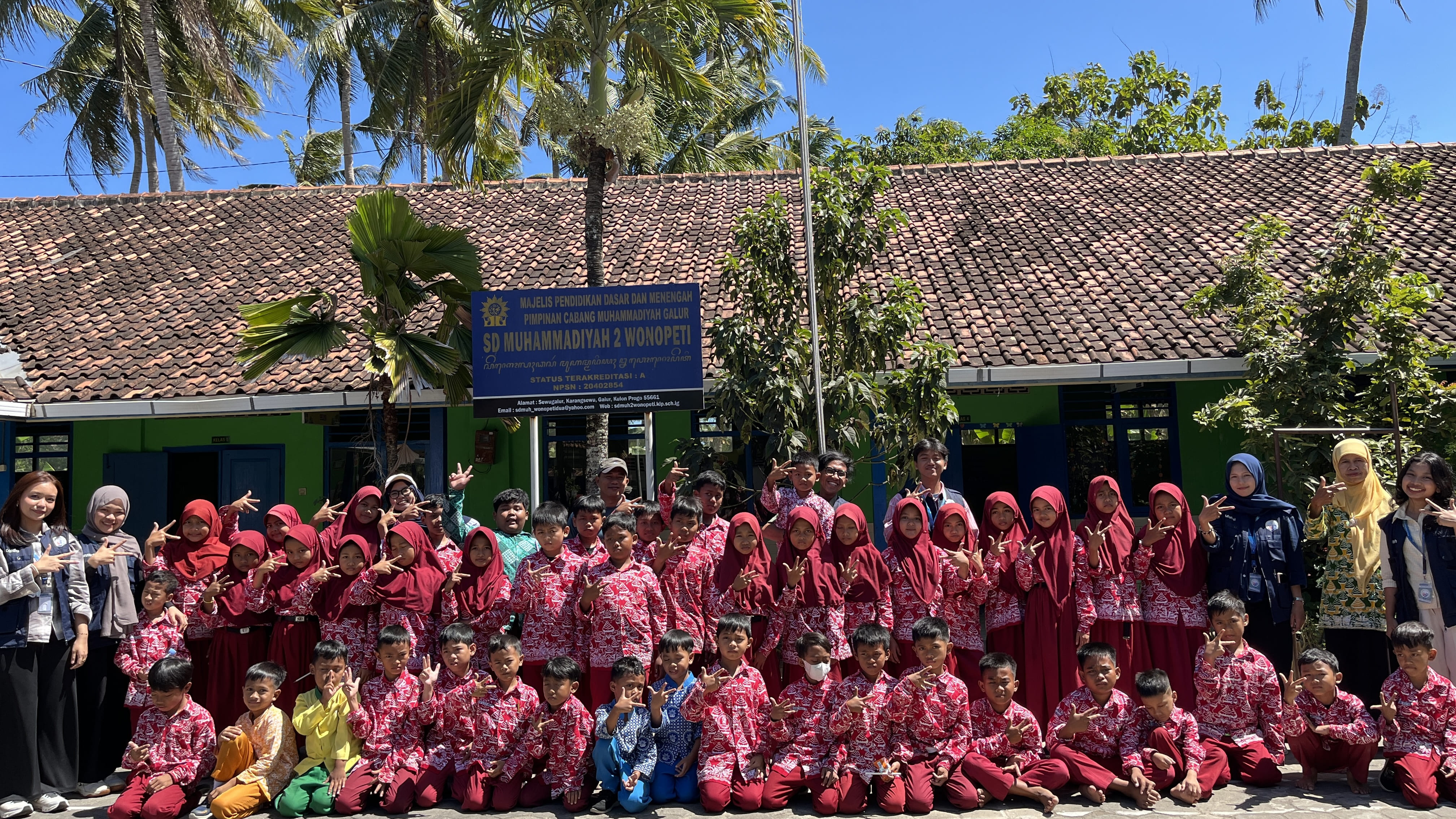Dokumentasi Tim Mahasiswa KKN-T IPB University Kalurahan Karangsewu dengan Guru dan Siswa Muhammadiyah 2 Wonopeti