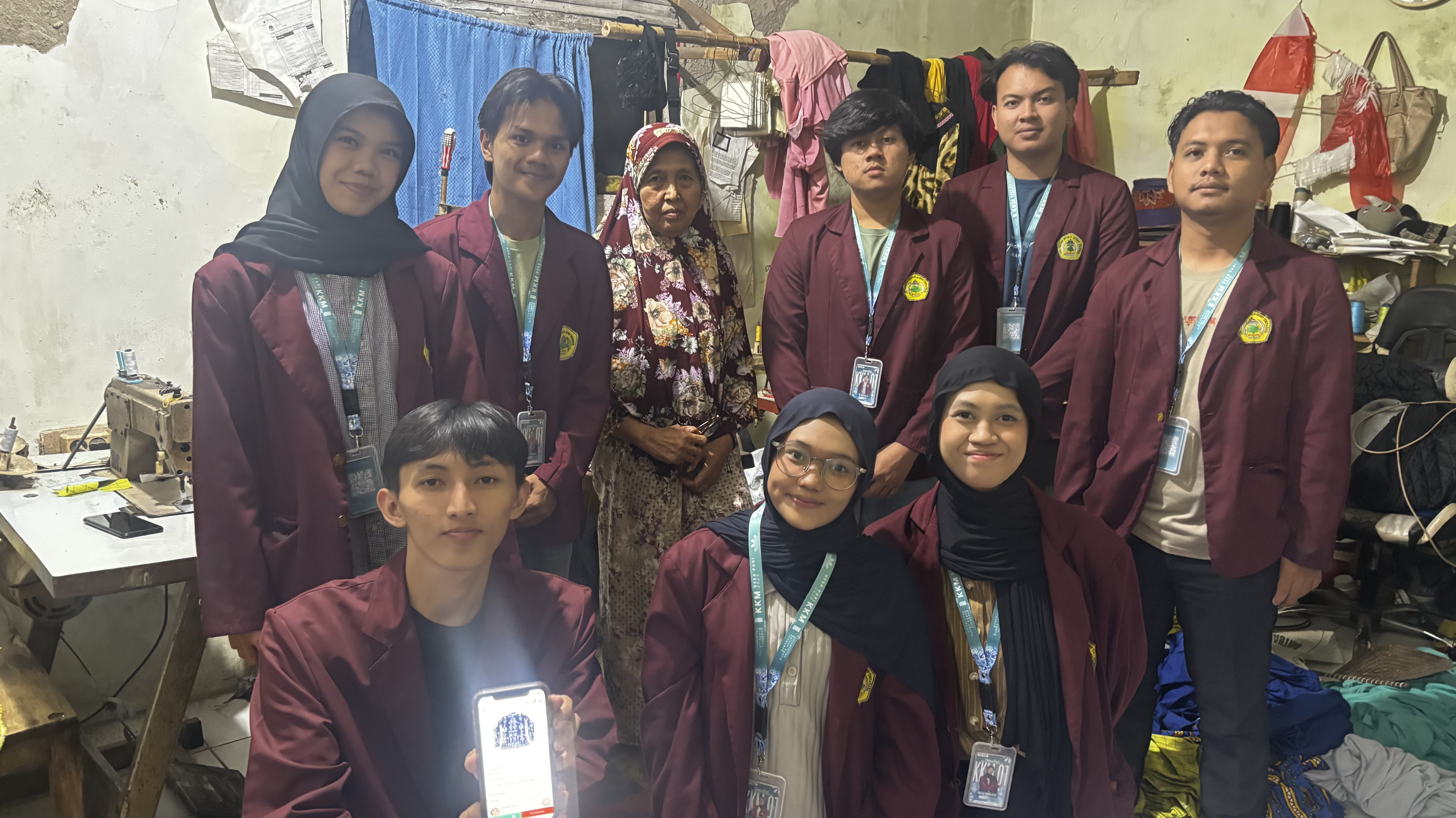 Pendampingan digitalisasi UMKM Desa Pari oleh mahasiswa KKM Eksyar | Foto: Dokumentasi KKM Eksyar Kelompok 1