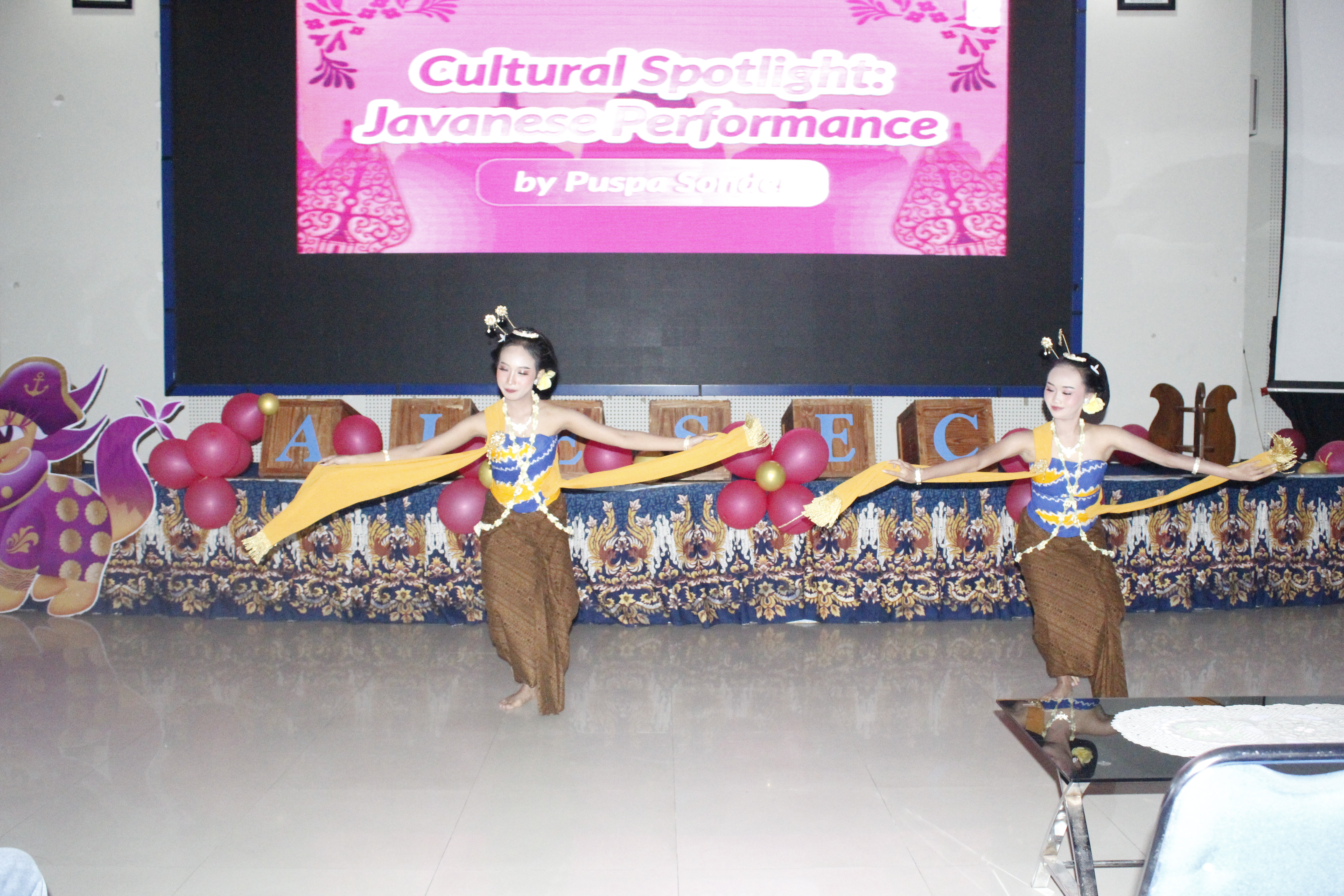 Tarian Jawa menjadi salah satu bentuk representasi budaya lokal yang turut memeriahkan Global Village Summer Peak 2026.
