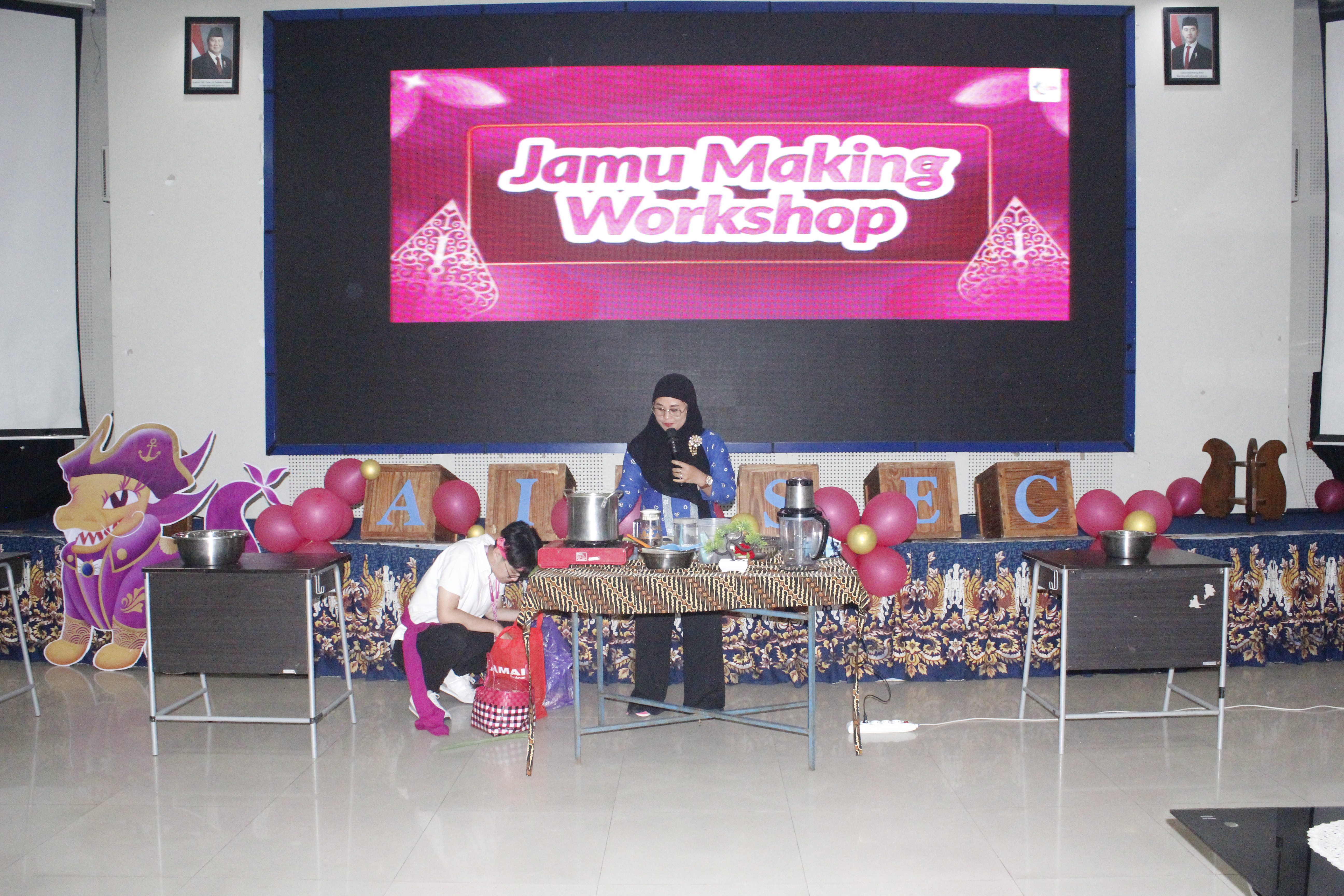 Proses pembuatan jamu yang menjadi salah satu iconic Global Village Summer Peak 2026