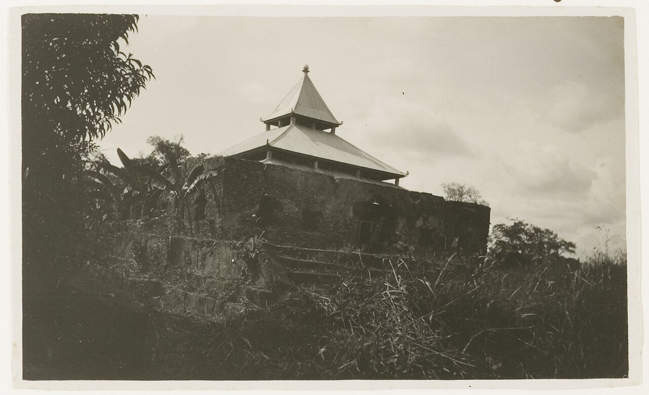 Reruntuhan dinding batu bangunan Masjid Tua Tosora https://commons.wikimedia.org/wiki/File:Moskee_te_Tosora,_KITLV_29608.tiff