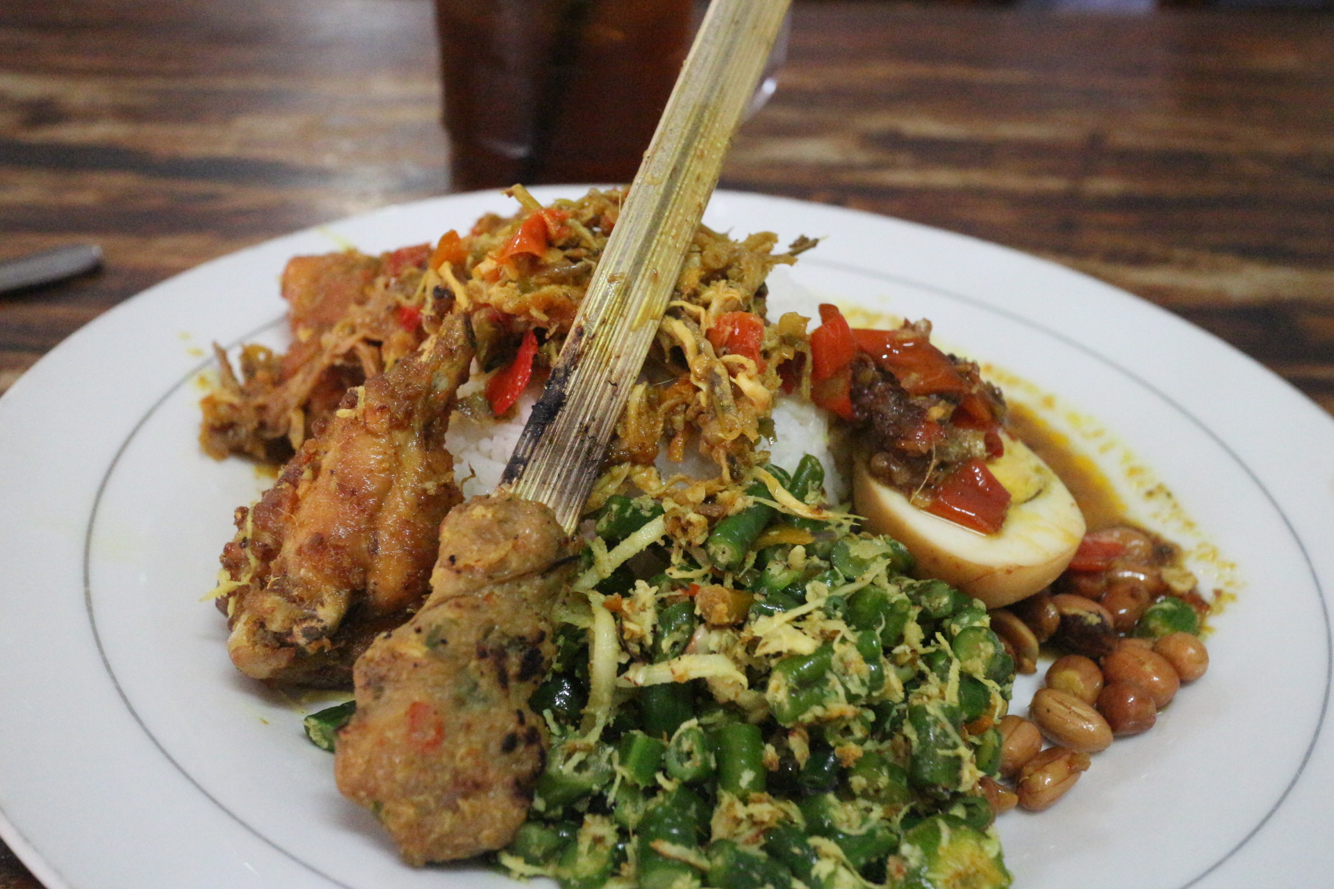 Potret Nasi Campur Bali | Sumber: Wikimedia Commons @Eny Santiati