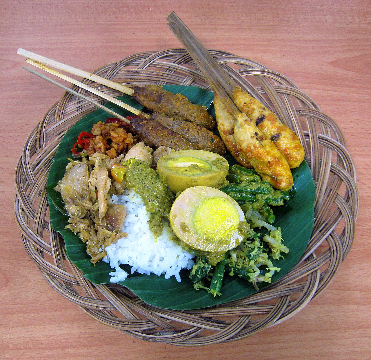 Potret Nasi Campur Bali | Sumber: Wikimedia Commons @Gunawan Kartapranata