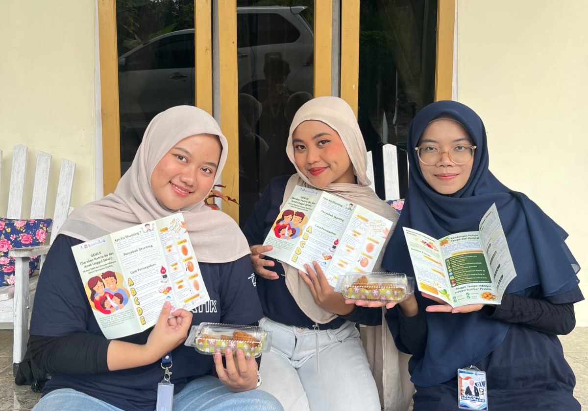 Leaflet materi program GENIUS dan sampel nuget tempe yang dibagikan kepada peserta.