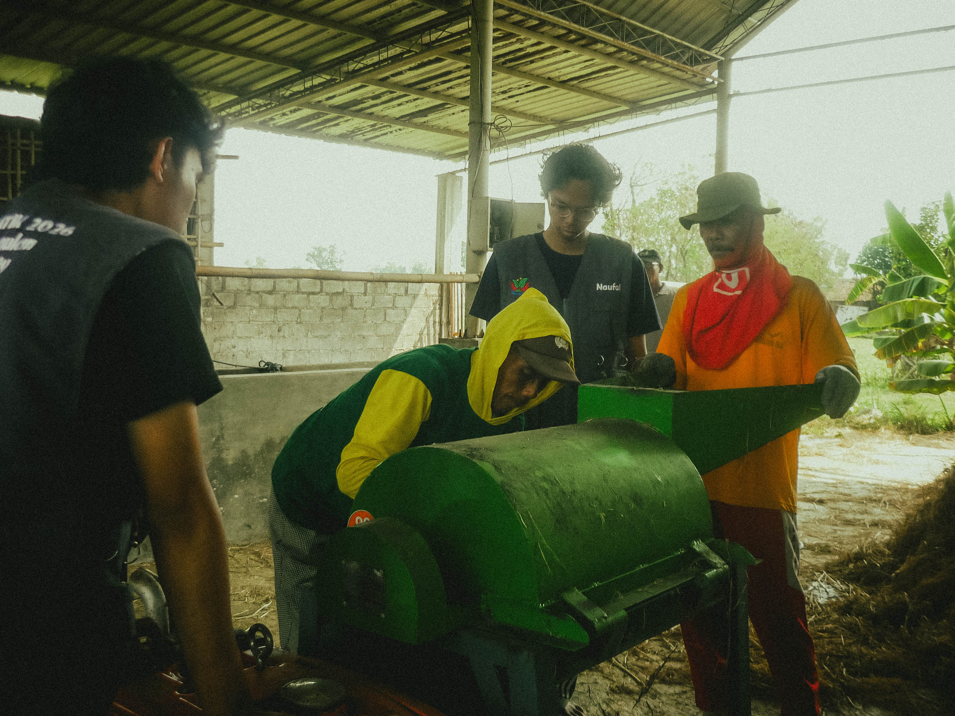 Proses pencacahan jerami padi bersama peternak Desa Nanggulan | Tim KKNT IPB