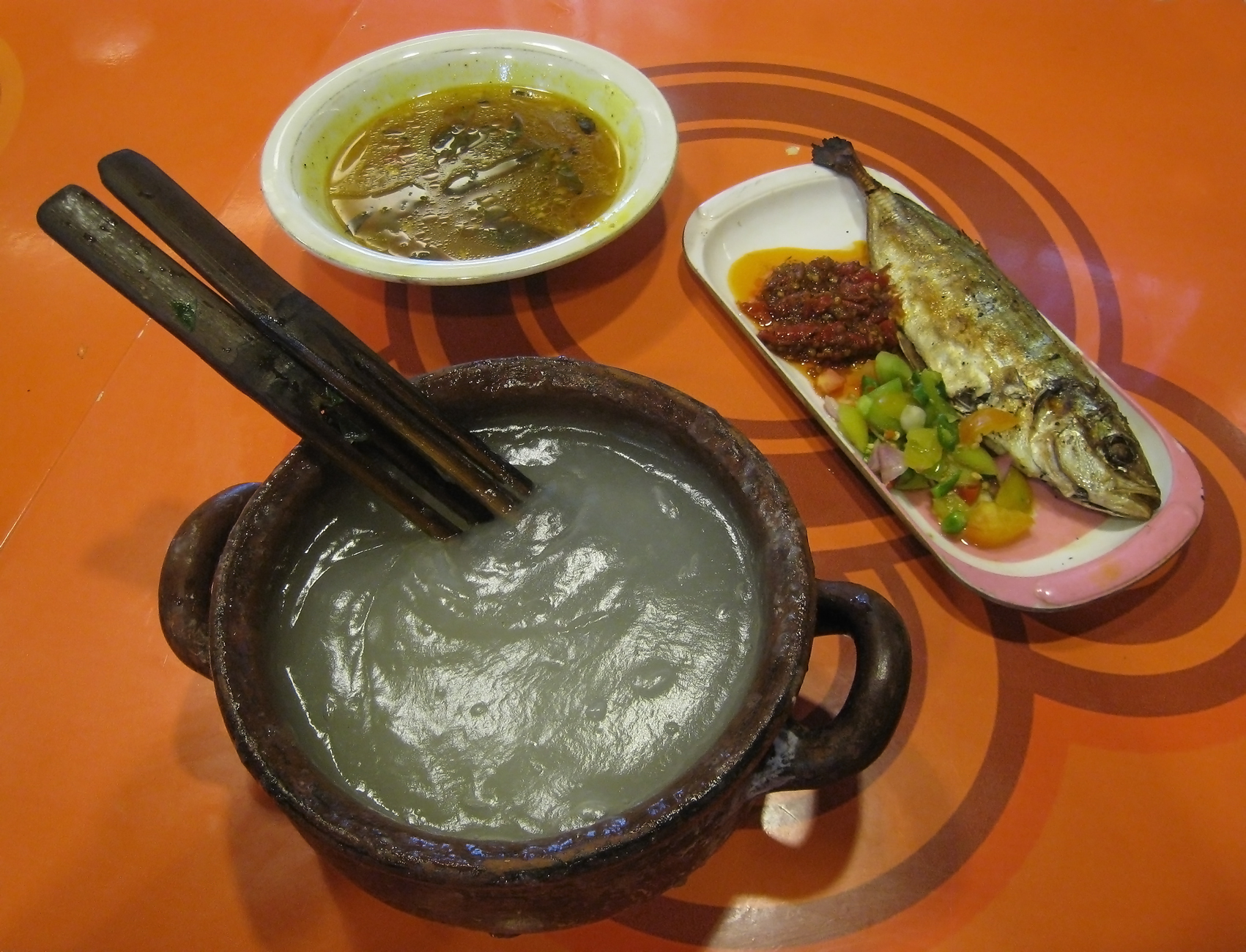 Potret Papeda, Kuah Kuning, Ikan Tude Bakar | Sumber: Wikimedia Commons @Gunawan Kartapranata
