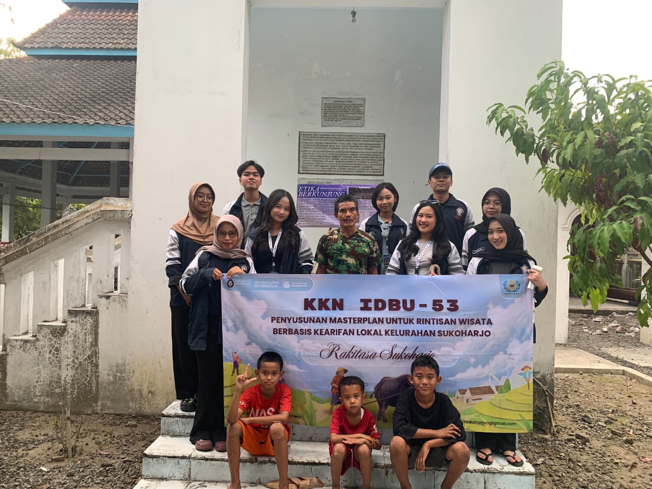  Pelaksanaan Penyerahan Papan Informasi di Makam Kyai Langsur | Sumber: Dokumentasi Pribadi 