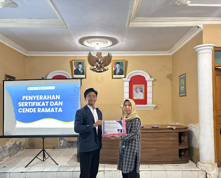 Penyerahan sertifikat.png Dokumentasi Pribadi