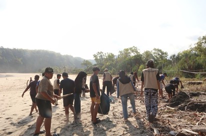Mahasiswa KKNT IPB University beserta Pemuda-pemudi Karang Taruna Gotong Royong di Pantai Dangkal | Foto: Dokumentasi KKNT IPB University Desa Worawari