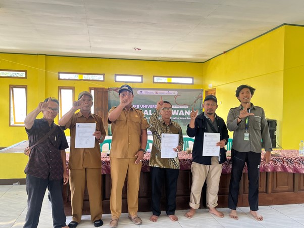 Penandatangan Berita Acara oleh Kepala Desa, Ketua LMDH, Ketua KTH Terpilih, dan Koordinator Desa KKNT IPB University Desa Talagawangi | Sumber: Dokumentasi Pribadi