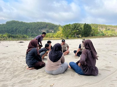 Kegiatan Focus Group Discussion yang berlangsung di Pantai Dangkal | Foto: Dokumentasi KKNT IPB University Desa Worawari