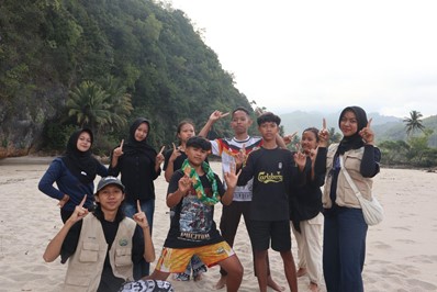 Kebersamaan dalam Kegiatan Coastal Clean Up di Pantai Dangkal | Foto: Dokumentasi KKNT IPB University Desa Worawari