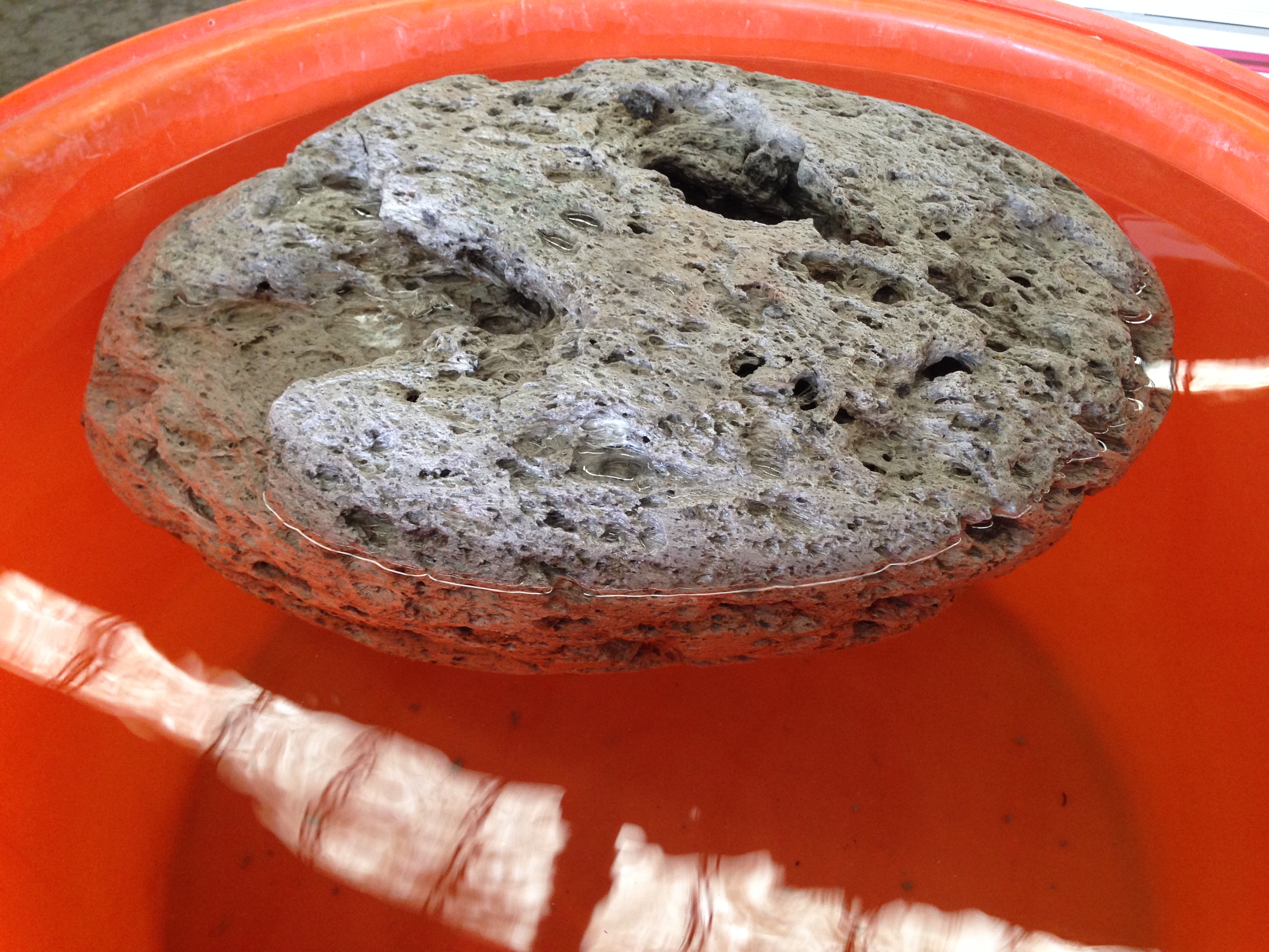Batu apung (pumice) hasil letusan eksplosif